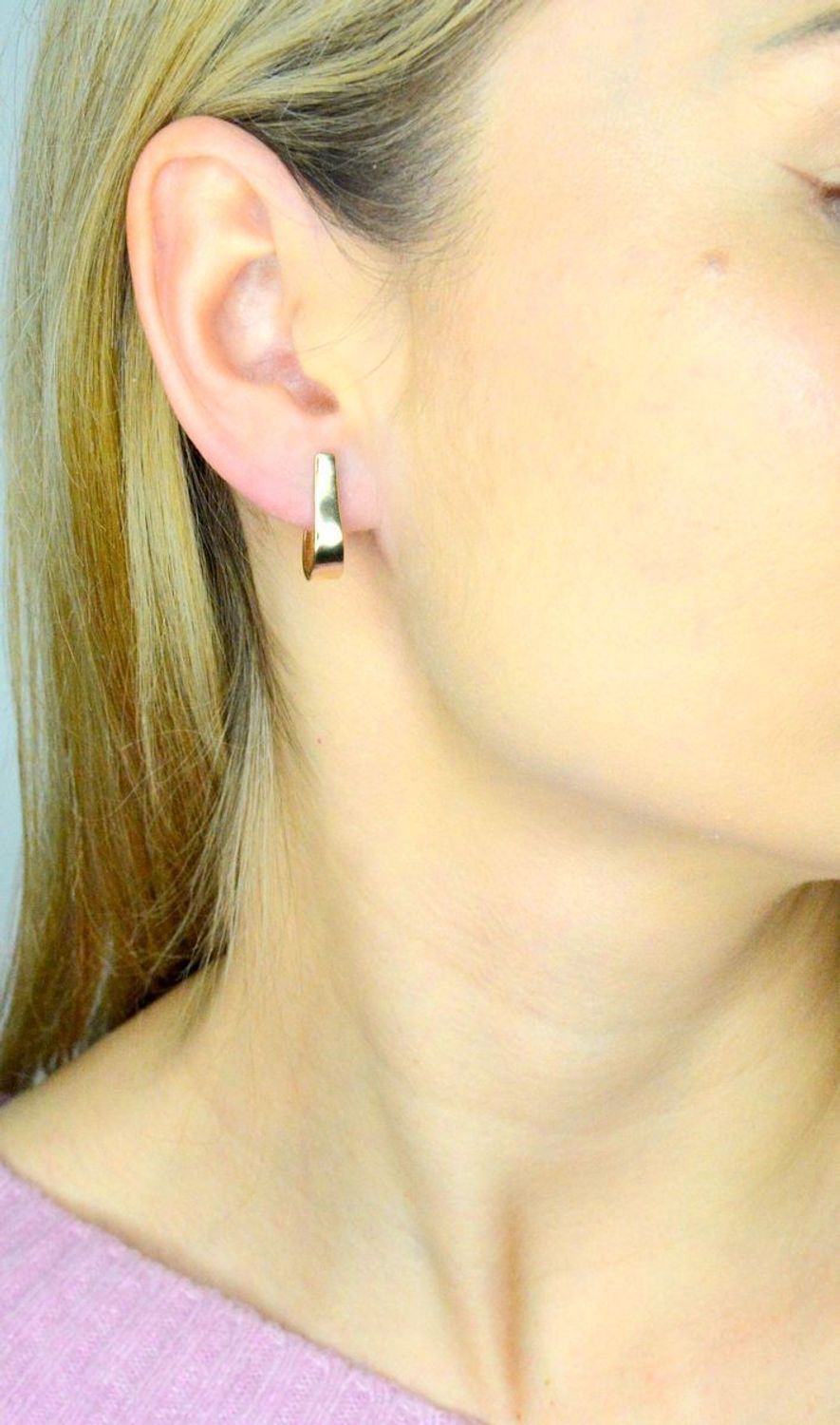 Stylowe kolczyki wykonane z wysokiej jakości złota próby 585. Kolczyki mają okrągły kształt, ozdobione zawinięta blaszką. Kolczyki to ponadczasowa biżuteria.jpg