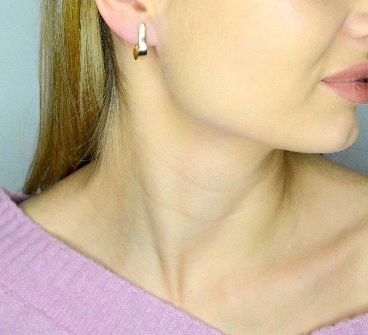 Stylowe kolczyki wykonane z wysokiej jakości złota próby 585. Kolczyki mają okrągły kształt, ozdobione zawinięta blaszką. Kolczyki to ponadczasowa biżuteria.jpg