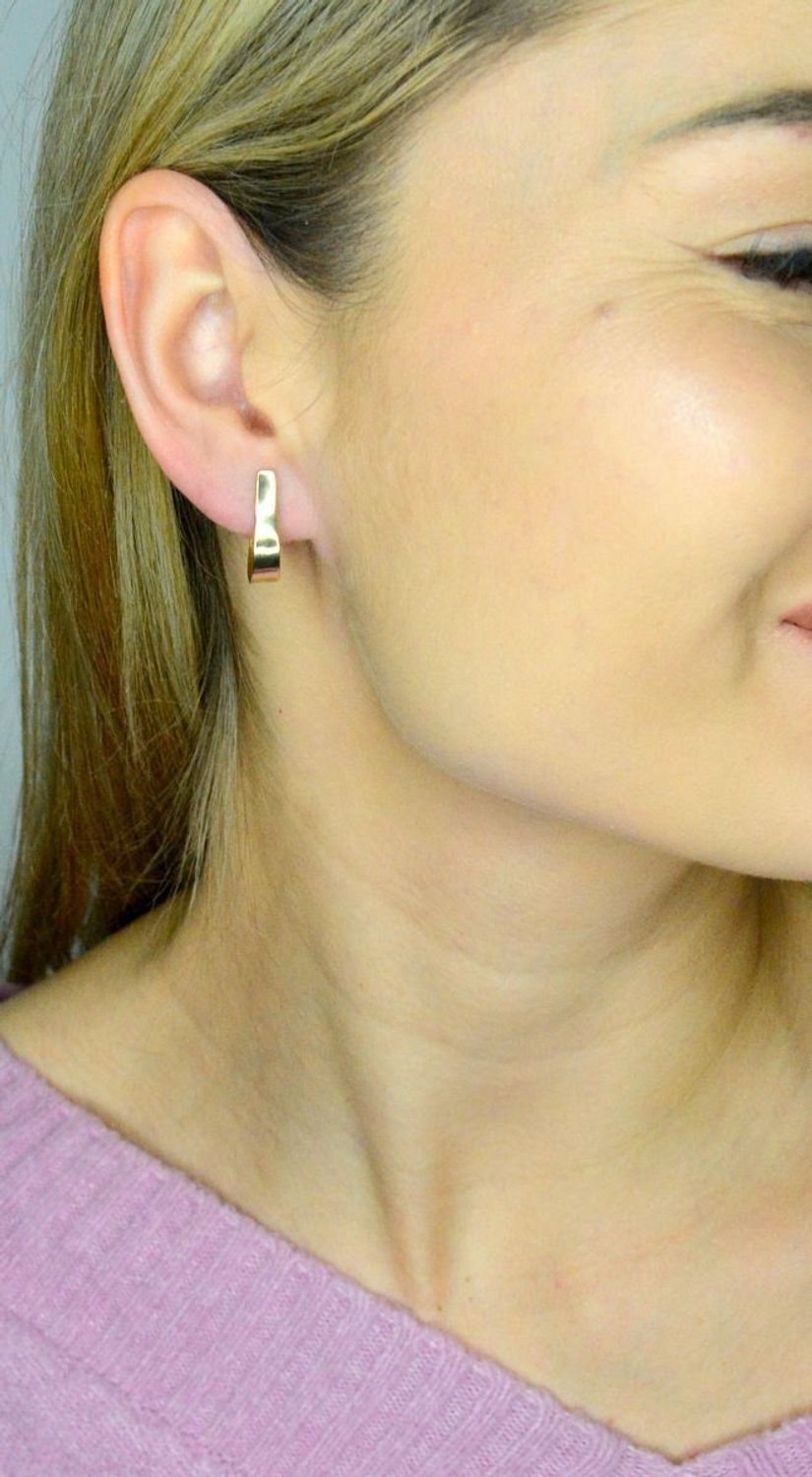 Stylowe kolczyki wykonane z wysokiej jakości złota próby 585. Kolczyki mają okrągły kształt, ozdobione zawinięta blaszką. Kolczyki to ponadczasowa biżuteria.jpg