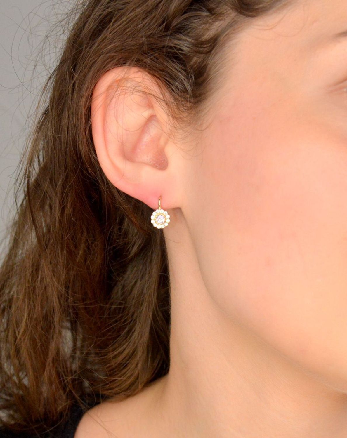 Kolczyki złote z cyrkonią próba 585, DIA-KLC-12086-585, złote kolczyki z cyrkonią, posiadają cyrkonię w kolorze białym i różowym. Kunsztownie wykonane złote kolczyki to idealny prezent dla każdej kobiety.1.jpg