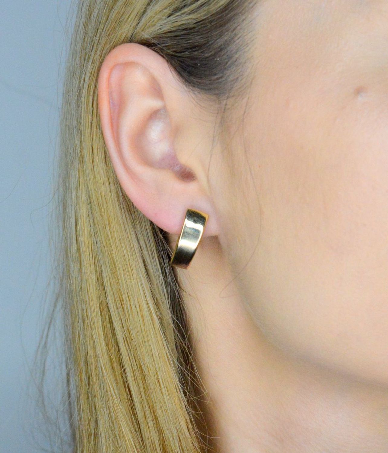 Kolczyki złote zapięcie ang. próba 585, DIA-KLC-12087-585  Złote kolczyki zostały wykonane z najwyższej jakości złota próby 585. Złote kolczyki o prostym kształcie z gładką powierzchnią. Kunsztownie.jpg