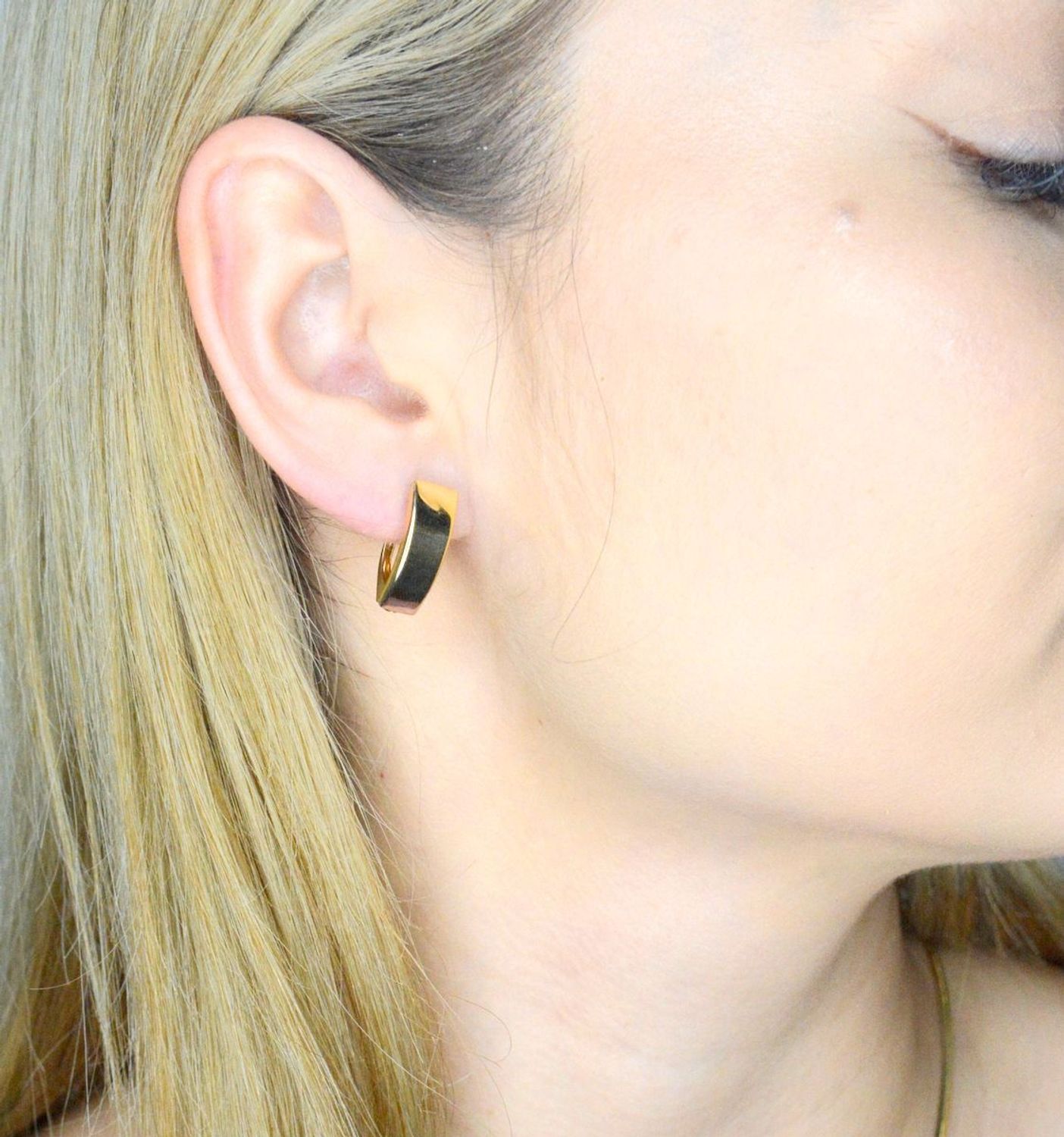 Kolczyki złote zapięcie ang. próba 585, DIA-KLC-12087-585  Złote kolczyki zostały wykonane z najwyższej jakości złota próby 585. Złote kolczyki o prostym kształcie z gładką powierzchnią. Kunsztownie.jpg