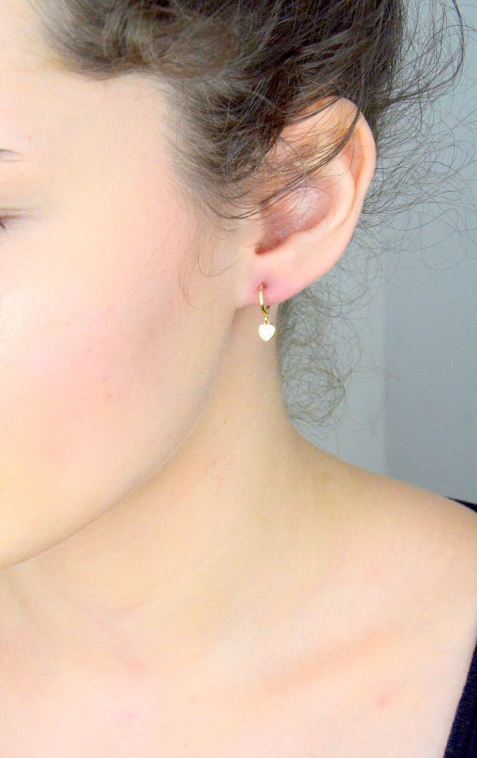 Kolczyki złote kółeczka z sercami próba 585, DIA-KLC-12089-585 Stylowe kolczyki wykonane z wysokiej jakości złota próby 585. Kolczyki mają okrągły kształt, ozdobione wiszącym serduszkiem z masą perłową..jpg