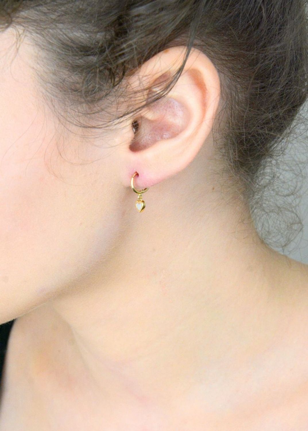 Kolczyki złote kółeczka z sercami próba 585, DIA-KLC-12089-585 Stylowe kolczyki wykonane z wysokiej jakości złota próby 585. Kolczyki mają okrągły kształt, ozdobione wiszącym serduszkiem z masą perłową..jpg