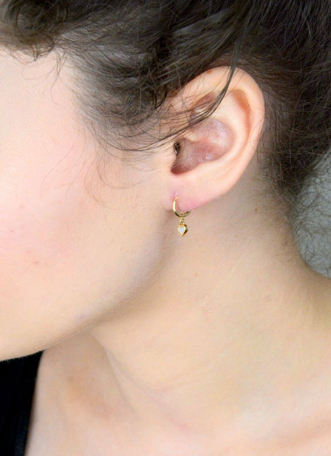 Kolczyki złote kółeczka z sercami próba 585, DIA-KLC-12089-585 Stylowe kolczyki wykonane z wysokiej jakości złota próby 585. Kolczyki mają okrągły kształt, ozdobione wiszącym serduszkiem z masą perłową..jpg