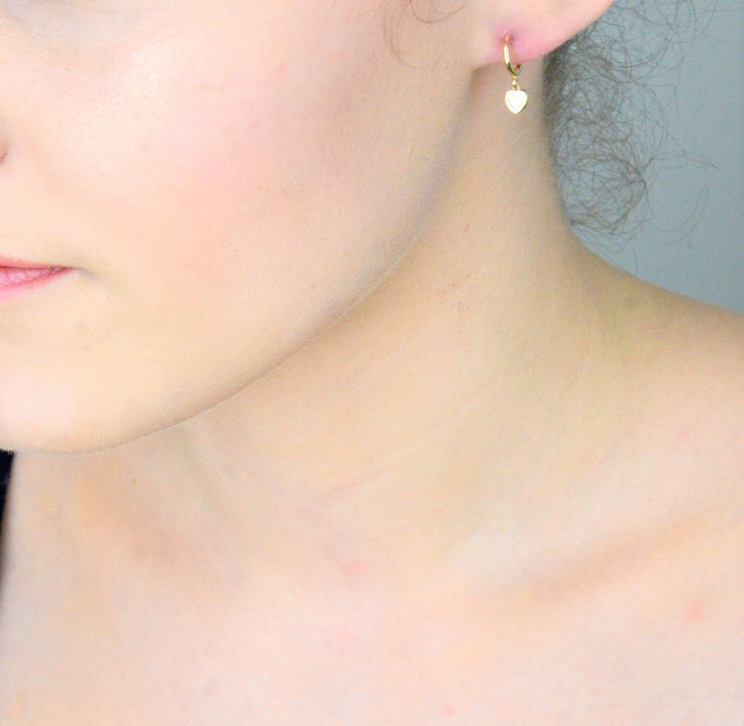 Kolczyki złote kółeczka z sercami próba 585, DIA-KLC-12089-585 Stylowe kolczyki wykonane z wysokiej jakości złota próby 585. Kolczyki mają okrągły kształt, ozdobione wiszącym serduszkiem z masą perłową..jpg