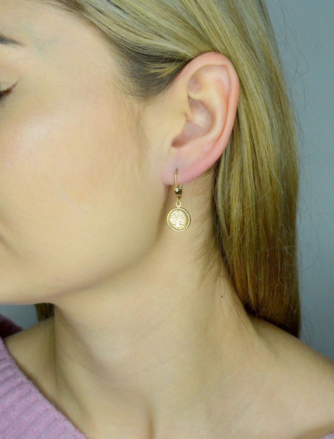 Kolczyki wiszące, ozdobione drzewkiem szczęścia. Kolczyki to ponadczasowa biżuteria, która pasuje do każdego rodzaju stylizacji..jpg