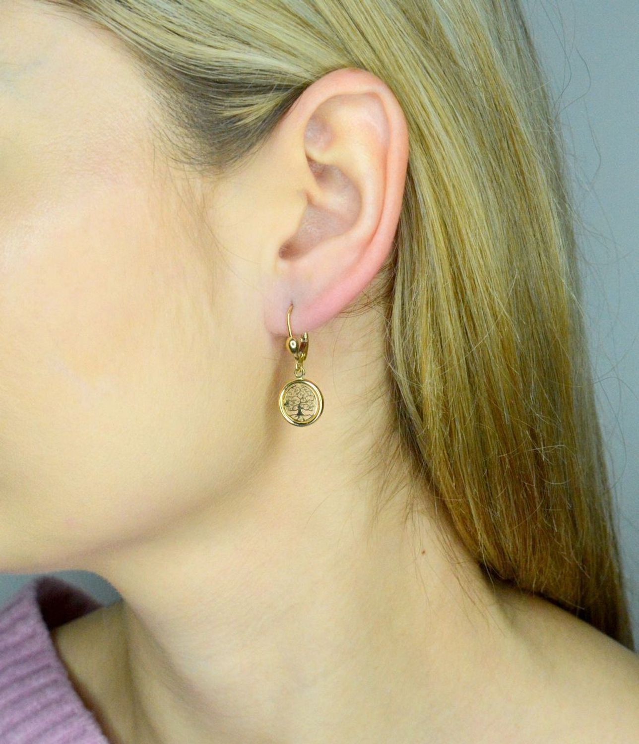 Kolczyki wiszące, ozdobione drzewkiem szczęścia. Kolczyki to ponadczasowa biżuteria, która pasuje do każdego rodzaju stylizacji..jpg