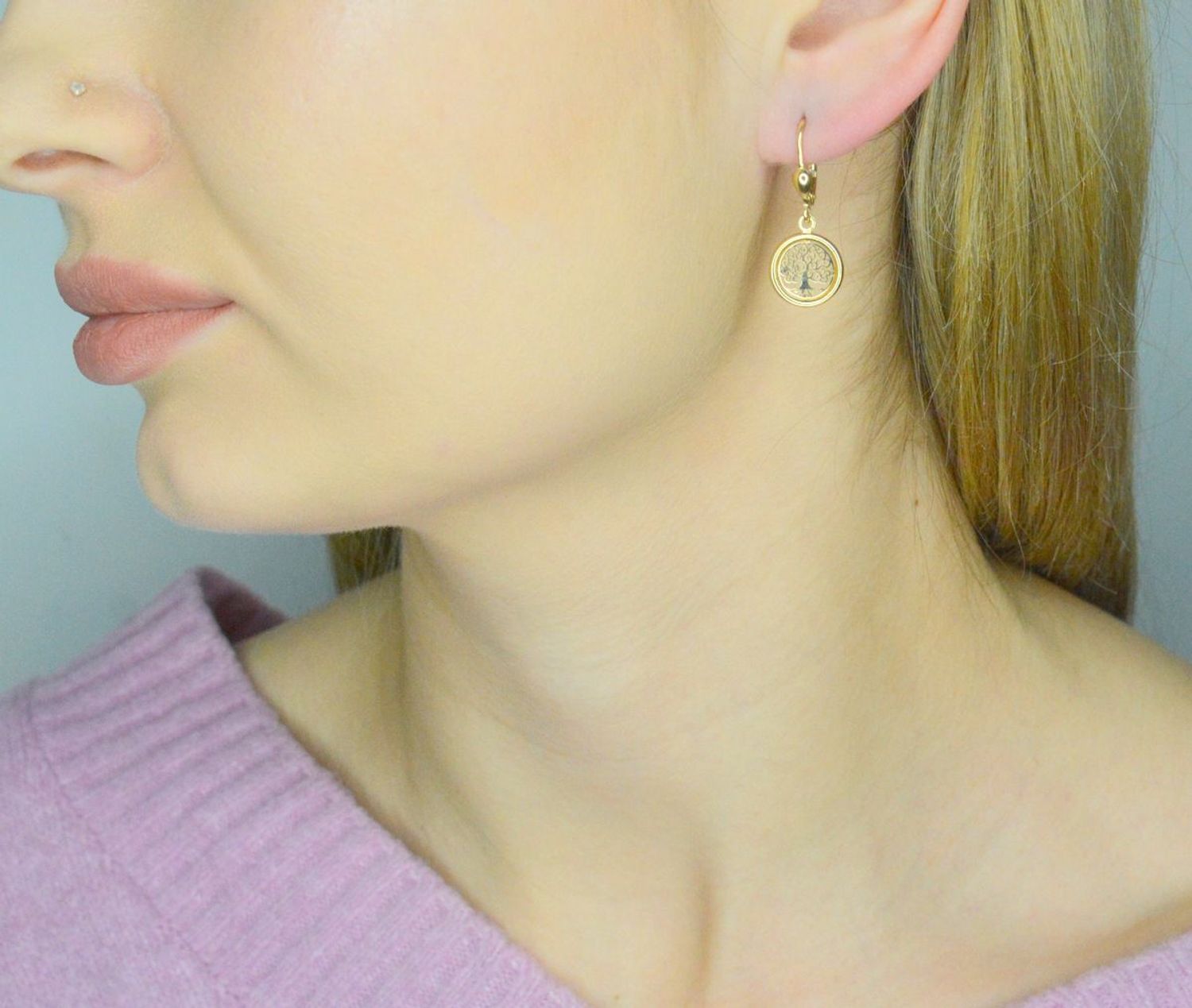 Kolczyki wiszące, ozdobione drzewkiem szczęścia. Kolczyki to ponadczasowa biżuteria, która pasuje do każdego rodzaju stylizacji..jpg