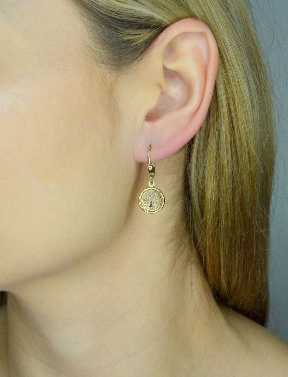 Kolczyki wiszące, ozdobione drzewkiem szczęścia. Kolczyki to ponadczasowa biżuteria, która pasuje do każdego rodzaju stylizacji..jpg