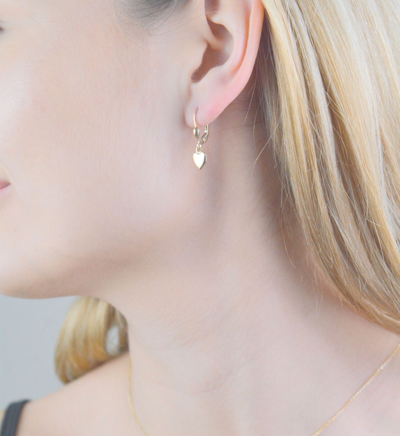 Kolczyki złote wiszące serca próba 585, DIA-KLC-12094-585 Wiszące kolczyki złote zachwycają swoim wyglądem poprzez wiszące serca. Kolczyki mają kształt wiszących serc, które po założeniu na ucho.jpg