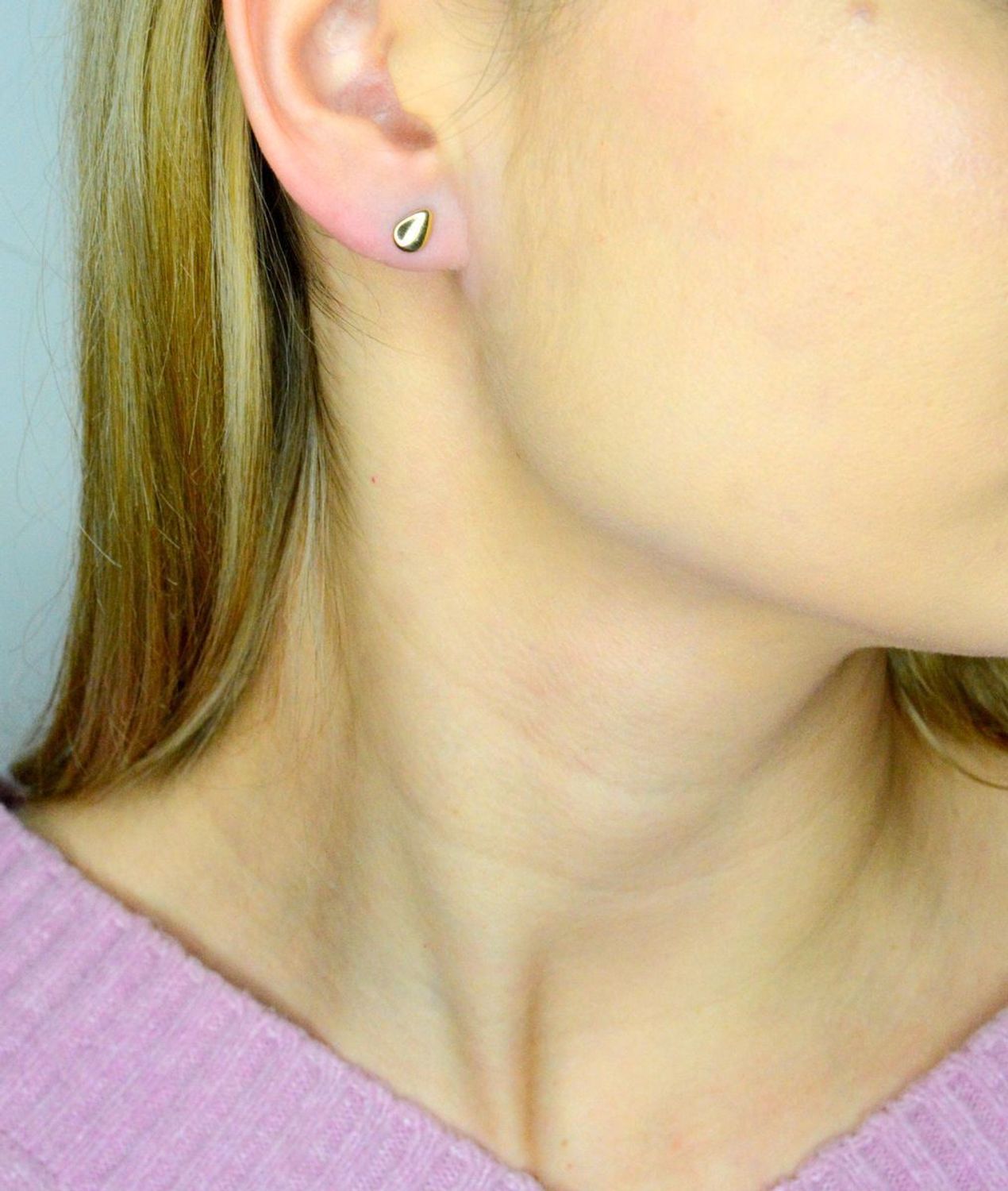 Kolczyki złote łezki próba 585, DIA-KLC-12097-585  Damskie kolczyki wykonane ze złota próby 585. Kolczyki mają kształt łezki o gładkiej powierzchni. Kolczyki zapinane na wygodne i dobrze wszystkim.jpg