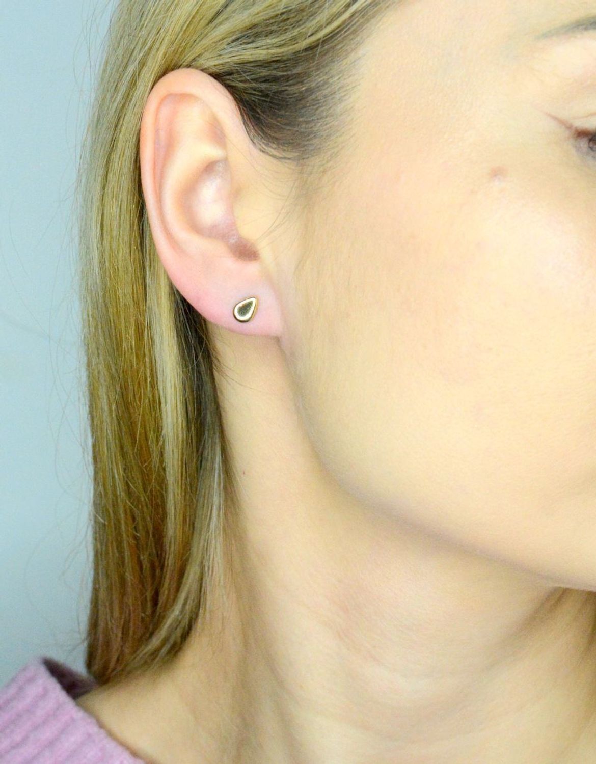 Kolczyki złote łezki próba 585, DIA-KLC-12097-585  Damskie kolczyki wykonane ze złota próby 585. Kolczyki mają kształt łezki o gładkiej powierzchni. Kolczyki zapinane na wygodne i dobrze wszystkim.jpg