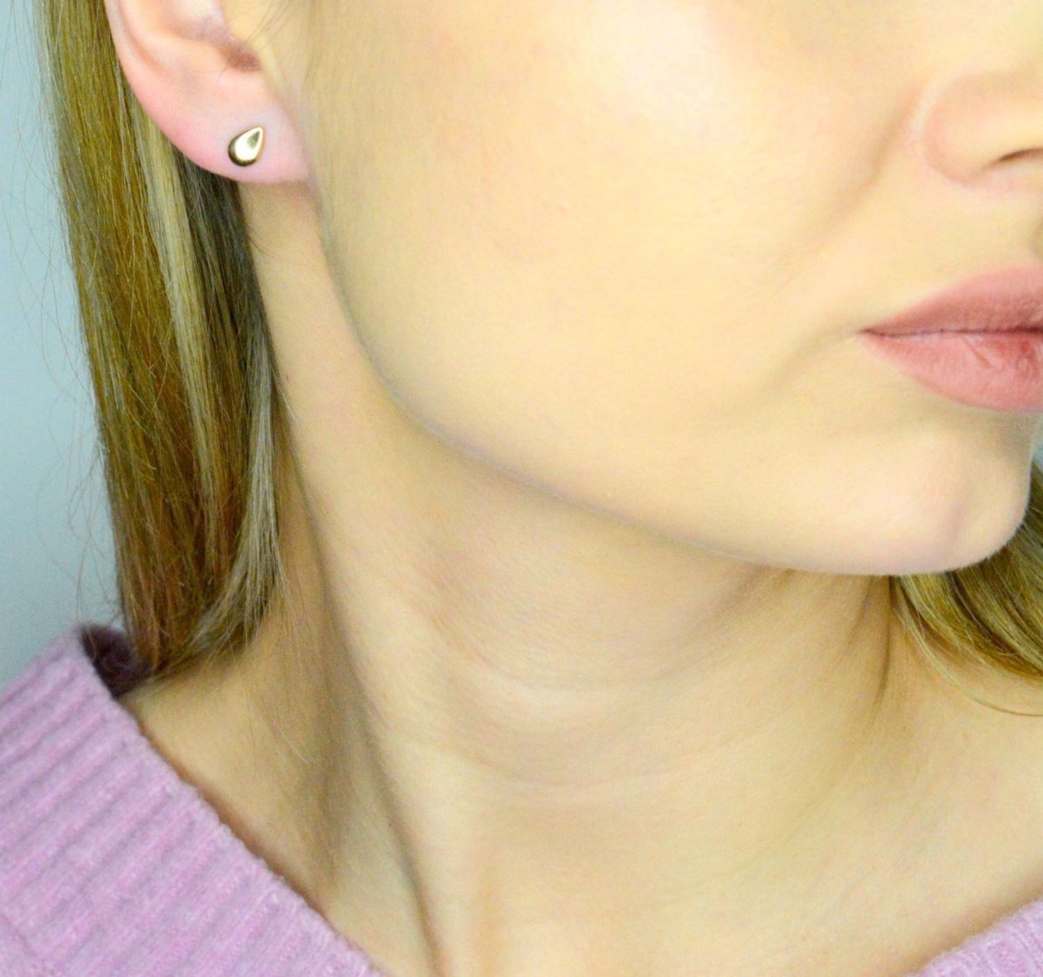 Kolczyki złote łezki próba 585, DIA-KLC-12097-585  Damskie kolczyki wykonane ze złota próby 585. Kolczyki mają kształt łezki o gładkiej powierzchni. Kolczyki zapinane na wygodne i dobrze wszystkim.jpg