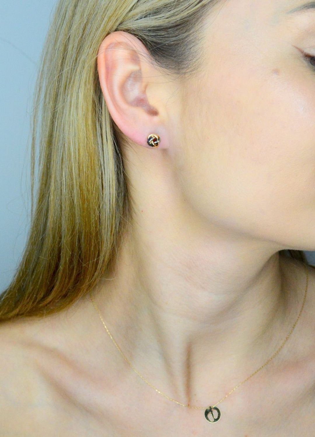 Kolczyki złote plecione próba 585, DIA-KLC-12098-585 Stylowe kolczyki wykonane z wysokiej jakości złota próby 585. Kolczyki mają okrągły pleciony kształt, ozdobione białym złotem. Kolczyki to ponadczasowa biżuteria,.jpg