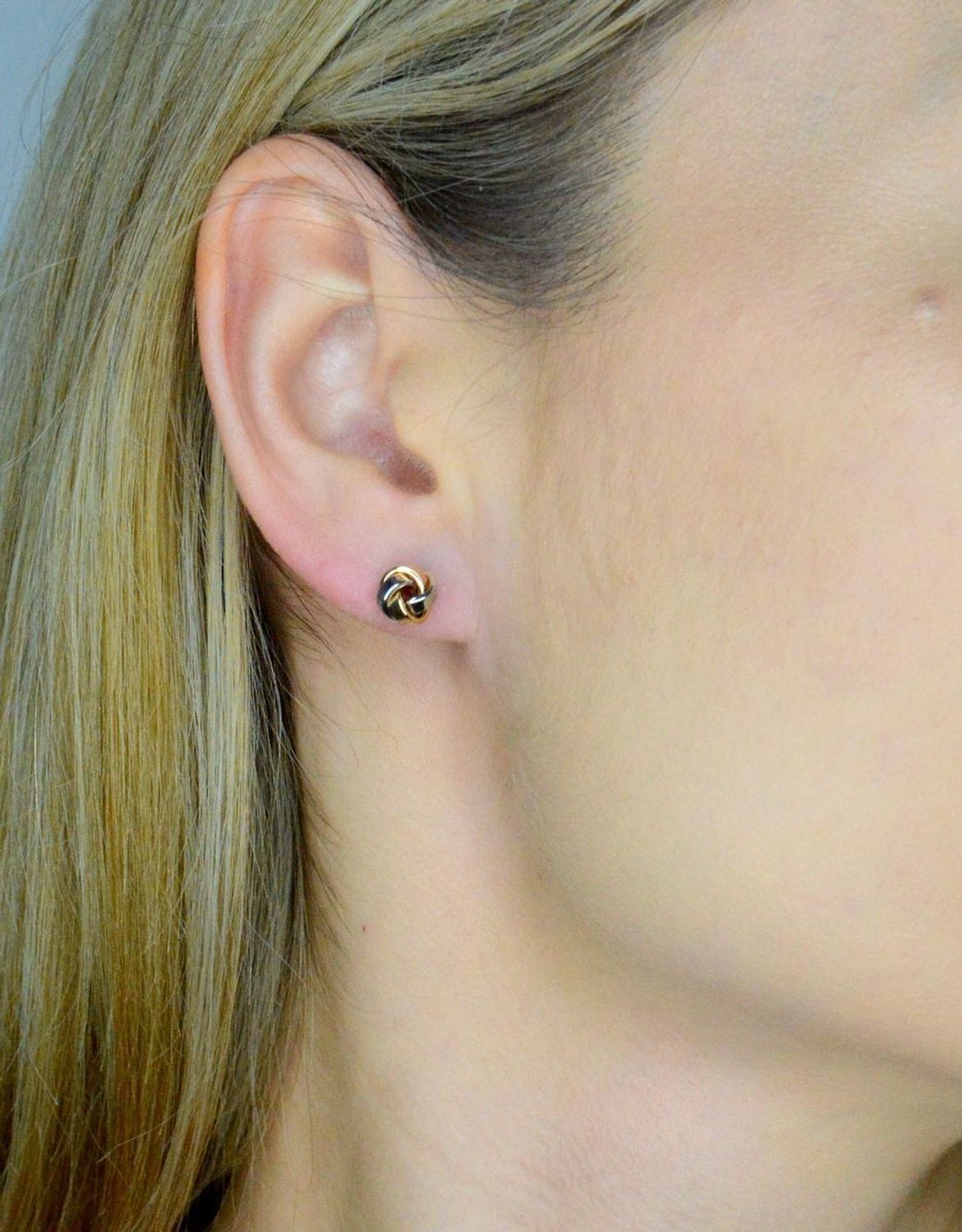 Kolczyki złote plecione próba 585, DIA-KLC-12098-585 Stylowe kolczyki wykonane z wysokiej jakości złota próby 585. Kolczyki mają okrągły pleciony kształt, ozdobione białym złotem. Kolczyki to ponadczasowa biżuteria,.jpg