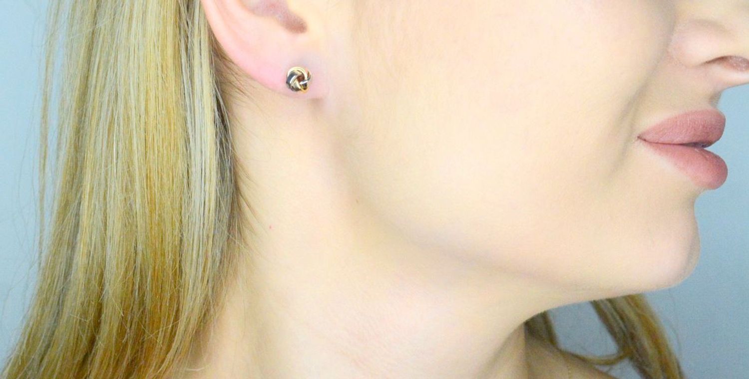 Kolczyki złote plecione próba 585, DIA-KLC-12098-585 Stylowe kolczyki wykonane z wysokiej jakości złota próby 585. Kolczyki mają okrągły pleciony kształt, ozdobione białym złotem. Kolczyki to ponadczasowa biżuteria,.jpg