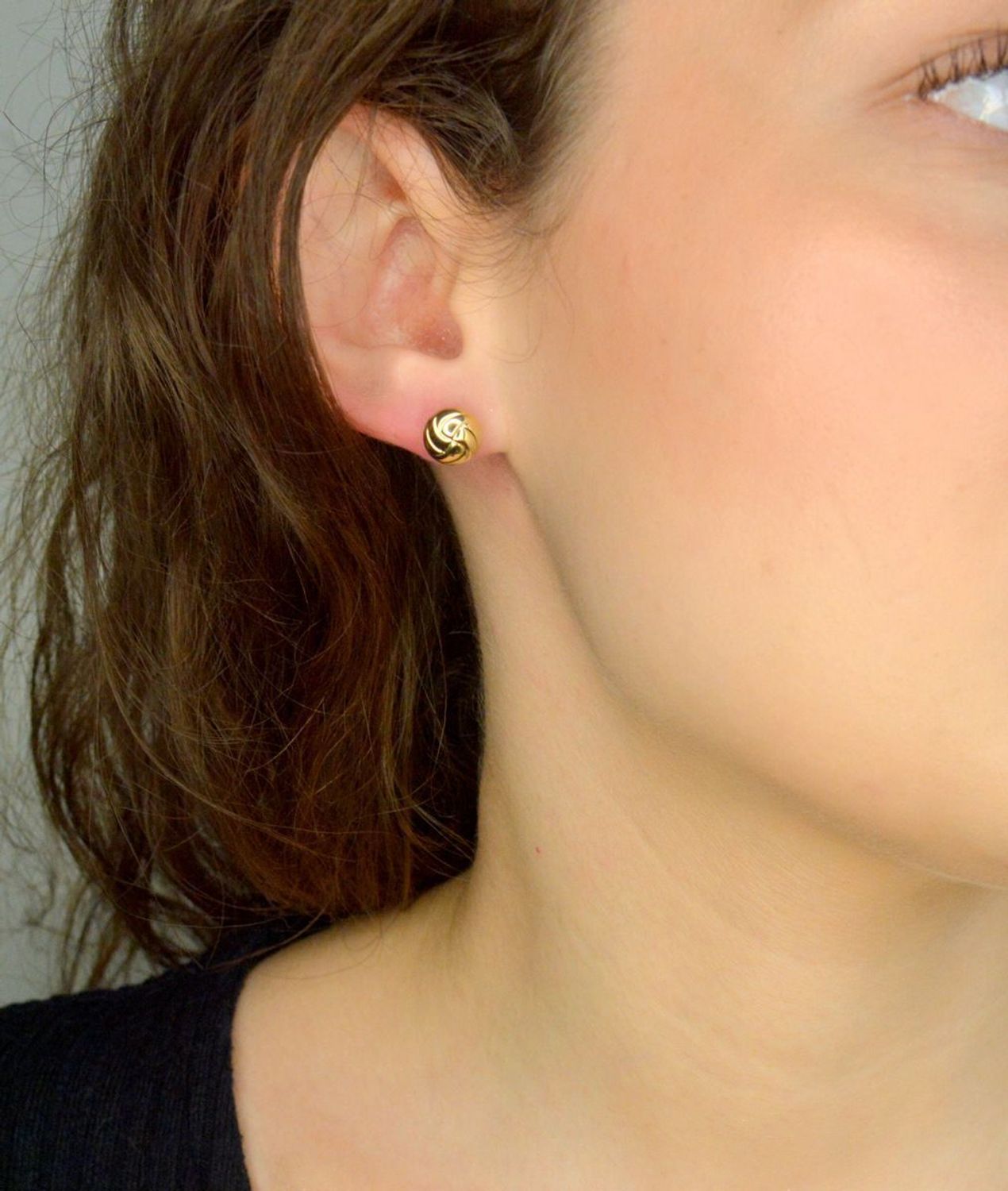 Kolczyki złote blaszki próba 585, DIA-KLC-12100-585, Złote kolczyki o grawerowanej powierzchni w kształcie wypukłych blaszek okrągłych. Kunsztownie wykonane złote kolczyki to idealny prezent dla każdej kobiety. 1.jpg