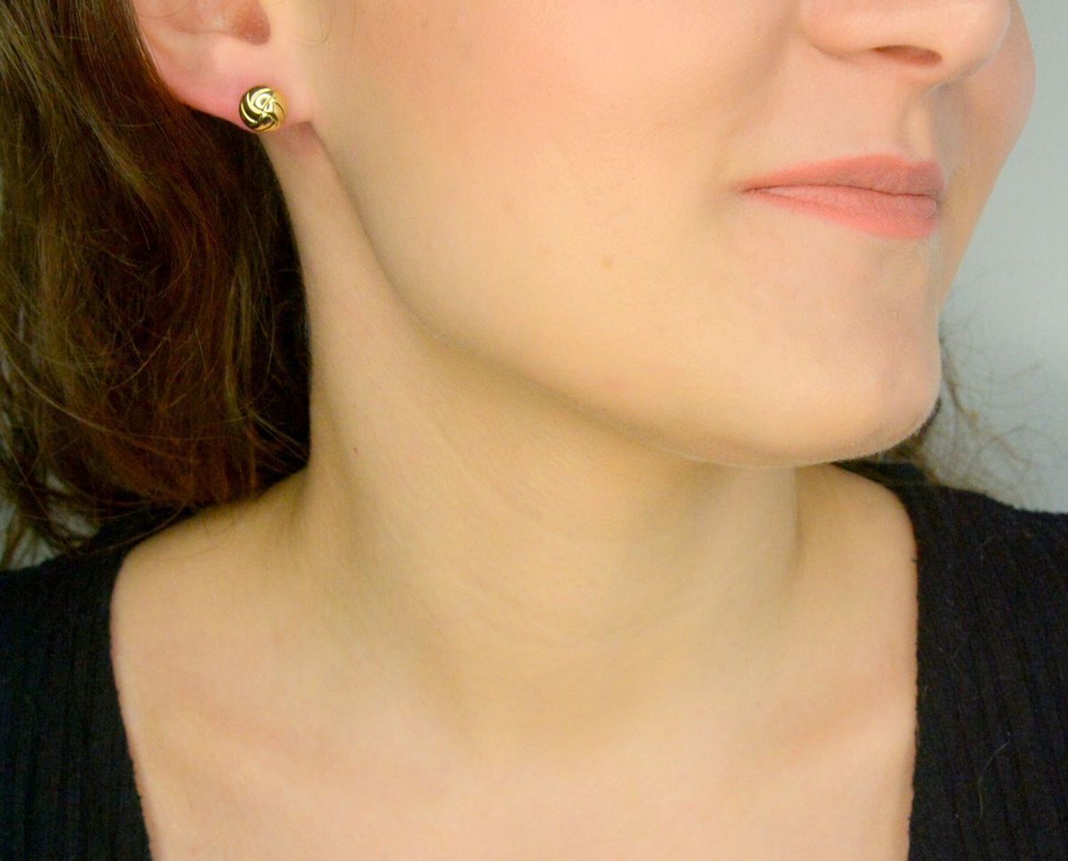 Kolczyki złote blaszki próba 585, DIA-KLC-12100-585, Złote kolczyki o grawerowanej powierzchni w kształcie wypukłych blaszek okrągłych. Kunsztownie wykonane złote kolczyki to idealny prezent dla każdej kobiety. 1.jpg