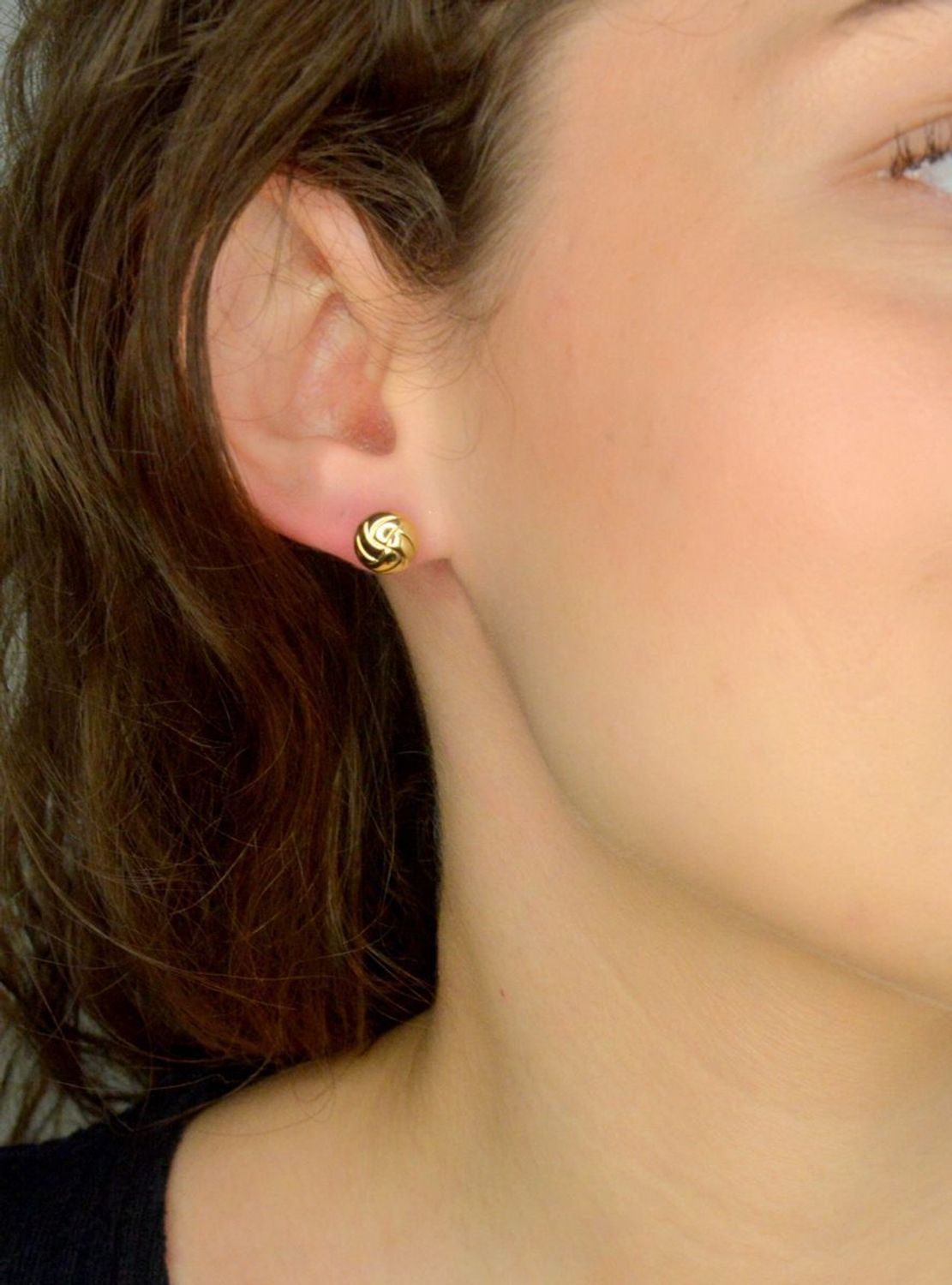 Kolczyki złote blaszki próba 585, DIA-KLC-12100-585, Złote kolczyki o grawerowanej powierzchni w kształcie wypukłych blaszek okrągłych. Kunsztownie wykonane złote kolczyki to idealny prezent dla każdej kobiety. 1.jpg