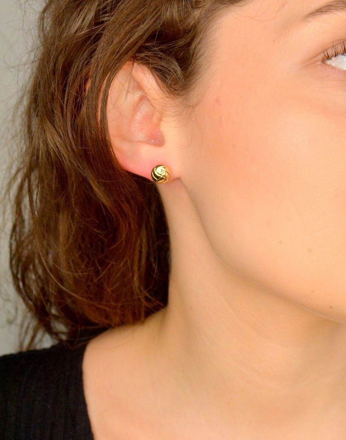 Kolczyki złote blaszki próba 585, DIA-KLC-12100-585, Złote kolczyki o grawerowanej powierzchni w kształcie wypukłych blaszek okrągłych. Kunsztownie wykonane złote kolczyki to idealny prezent dla każdej kobiety. 1.jpg