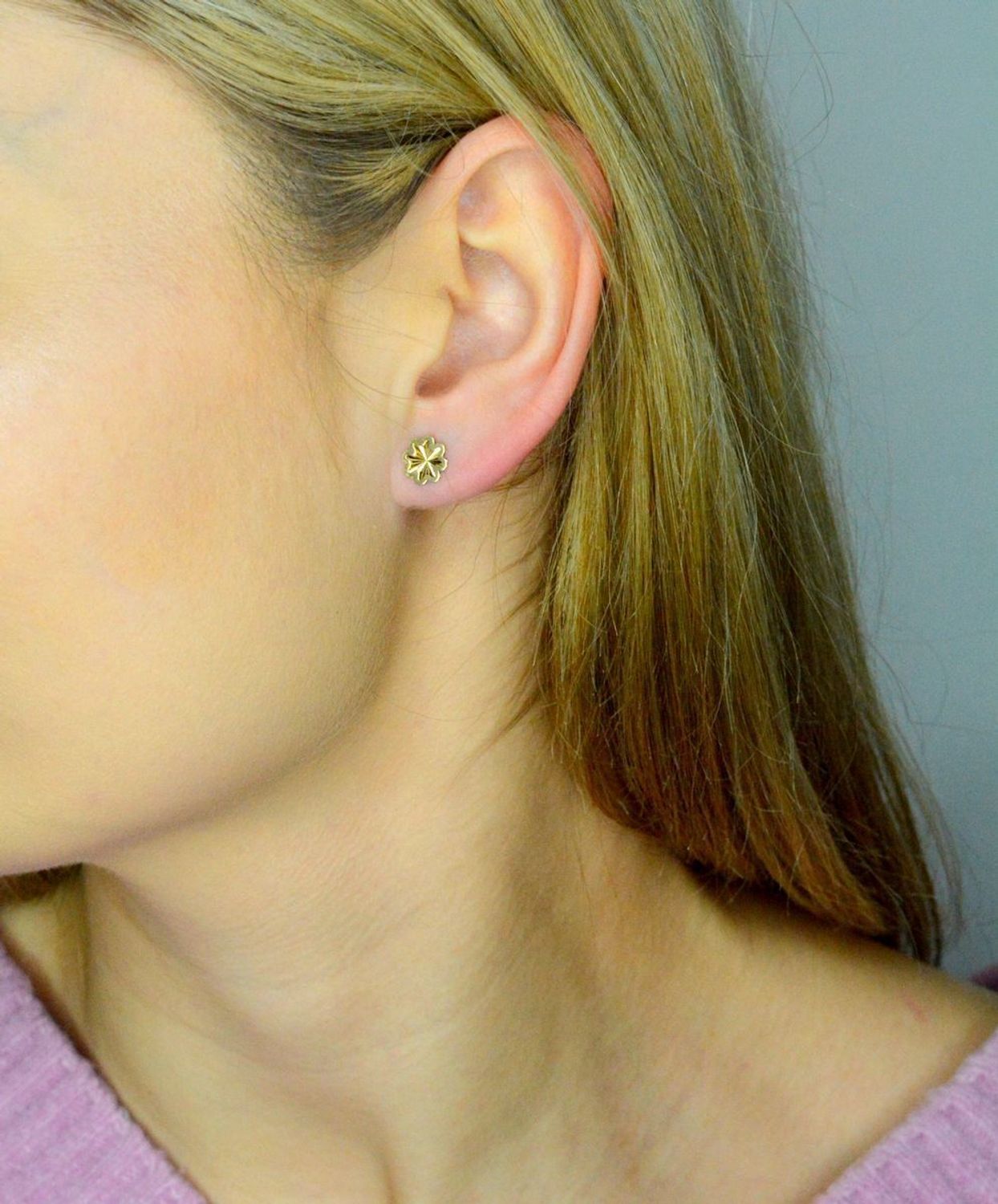 Kolczyki złote kwiatki grawerowane próba 585, DIA-KLC-12103-585. Złote kolczyki zostały wykonane z najwyższej jakości złota próby 585. Złote kolczyki o ażurowej powierzchni w kształcie kwiatków..jpg