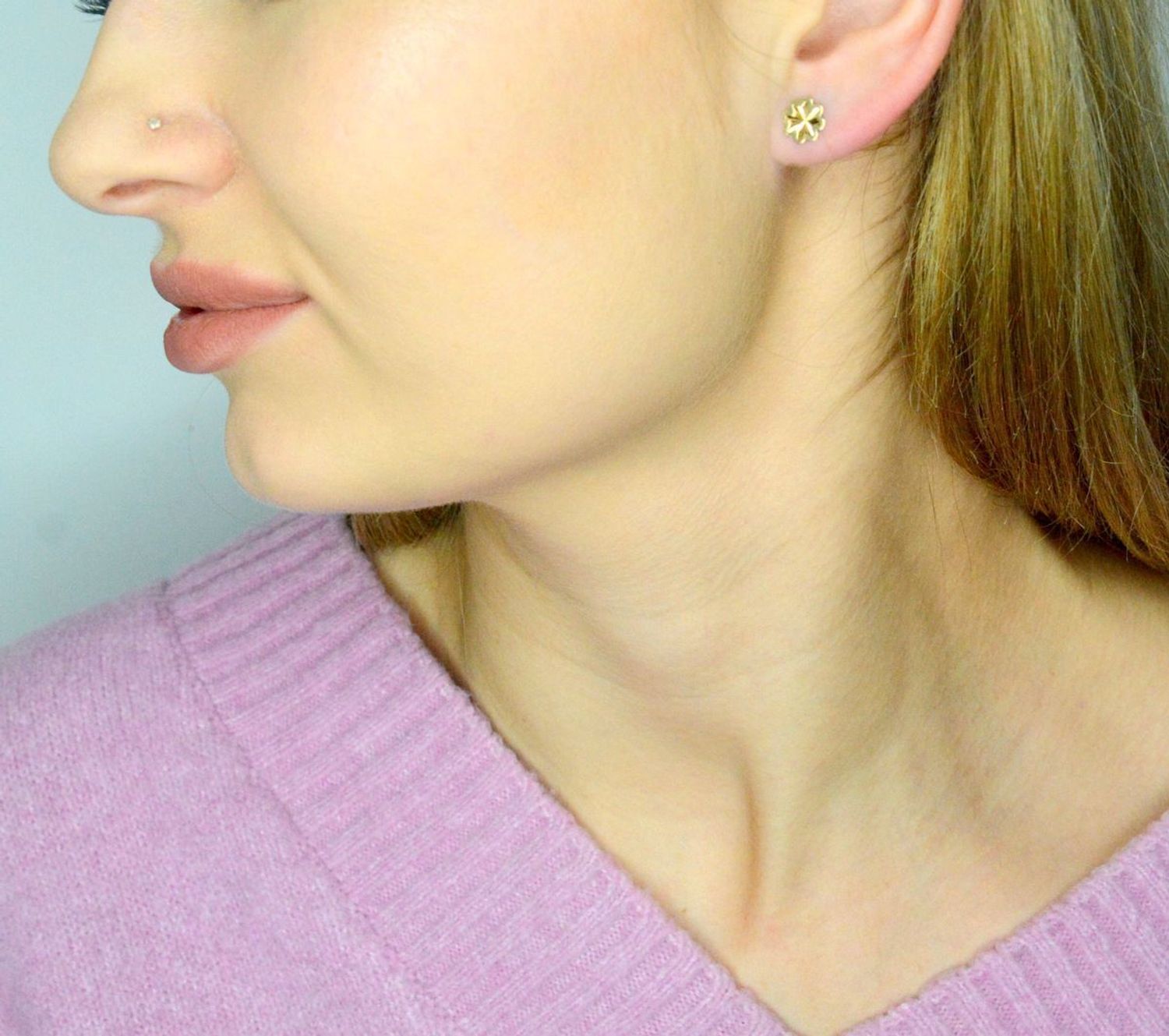 Kolczyki złote kwiatki grawerowane próba 585, DIA-KLC-12103-585. Złote kolczyki zostały wykonane z najwyższej jakości złota próby 585. Złote kolczyki o ażurowej powierzchni w kształcie kwiatków..jpg