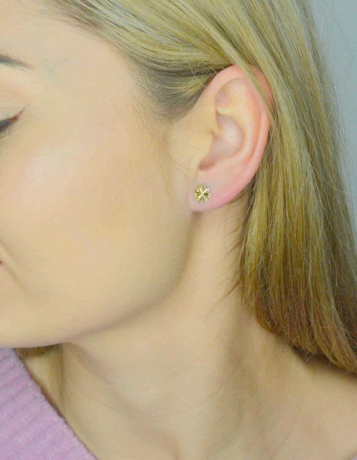 Kolczyki złote kwiatki grawerowane próba 585, DIA-KLC-12103-585. Złote kolczyki zostały wykonane z najwyższej jakości złota próby 585. Złote kolczyki o ażurowej powierzchni w kształcie kwiatków..jpg