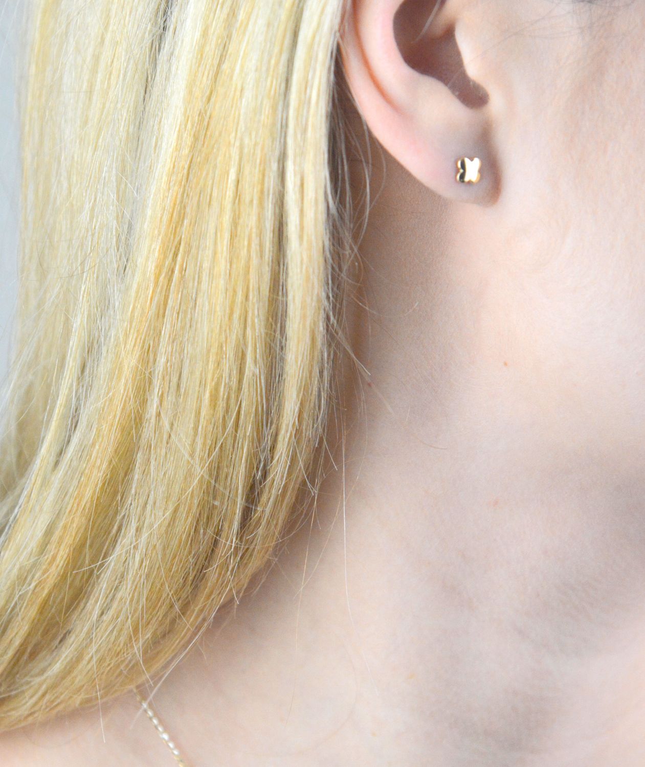 Kolczyki złota koniczynki próba 585, DIA-KLC-12104-585 Delikatne kolczyki wykonane z wysokiej jakości złota próby 585. Kolczyki w minimalistycznym stylu, wpisujące się w obecne trendy modowe.jpg