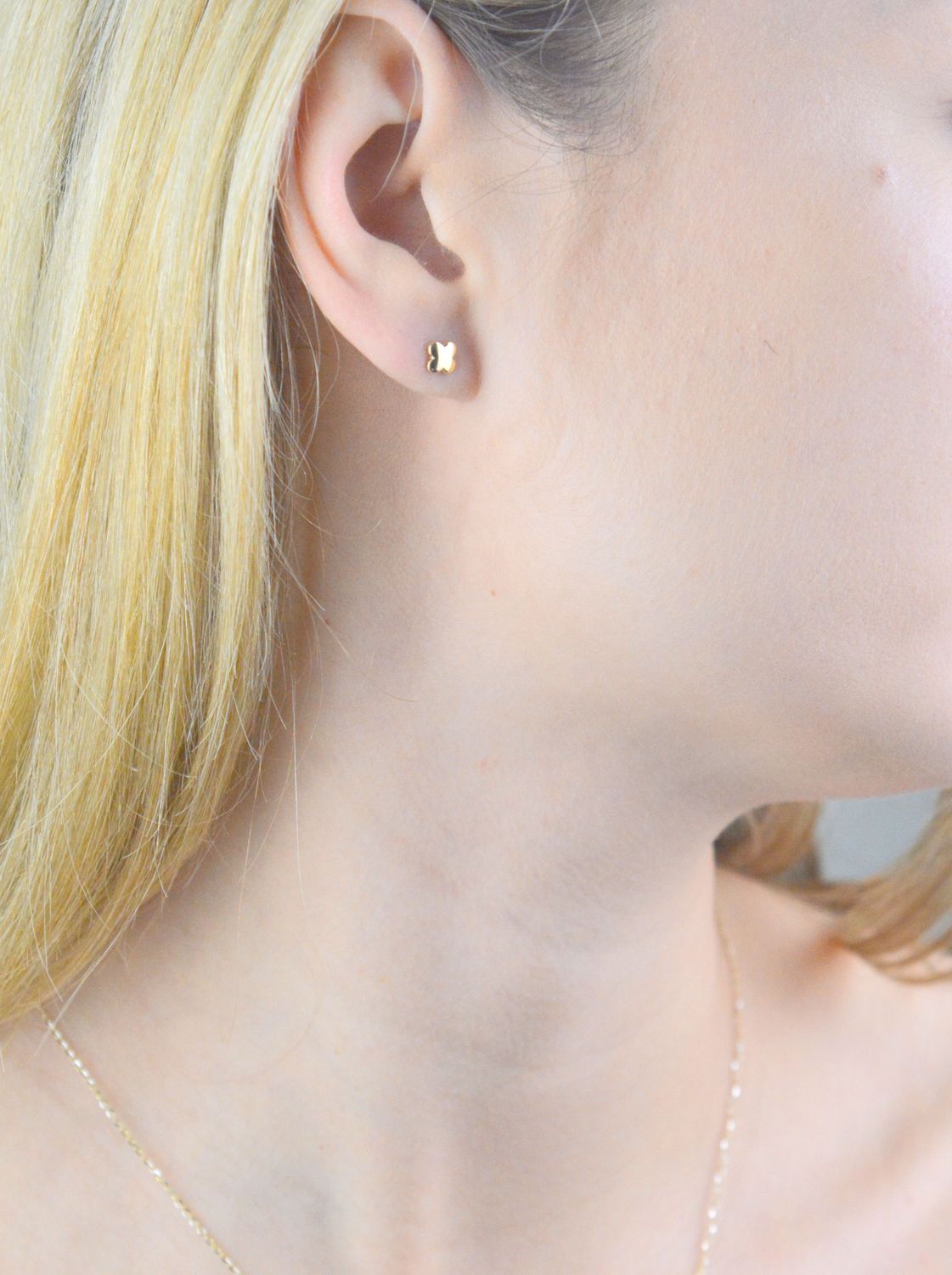 Kolczyki złota koniczynki próba 585, DIA-KLC-12104-585 Delikatne kolczyki wykonane z wysokiej jakości złota próby 585. Kolczyki w minimalistycznym stylu, wpisujące się w obecne trendy modowe.jpg