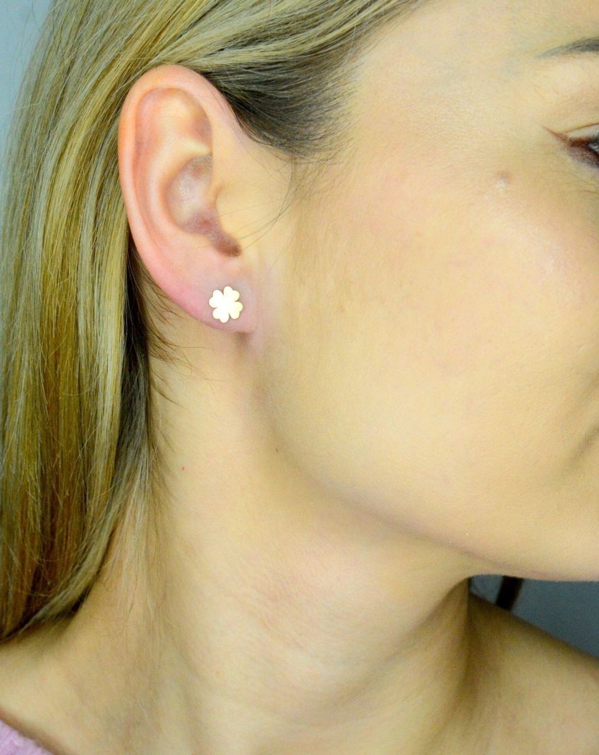 Kolczyki złote koniczynki próba 585, DIA-KLC-12105-585 Subtelny blask 14-karatowego żółtego złota, próby 585 szlachetnego kruszcu, zamknięty w uroczej formie delikatnej koniczynki..jpg