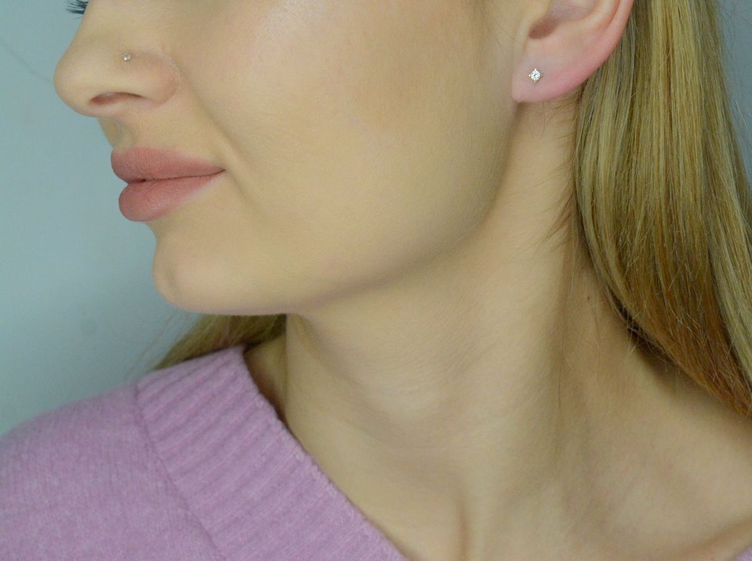 Złote kolczyki zostały wykonane z najwyższej jakości złota próby 585. Złote kolczyki ozdobione białą cyrkonią w kształcie kwadratu.jpg