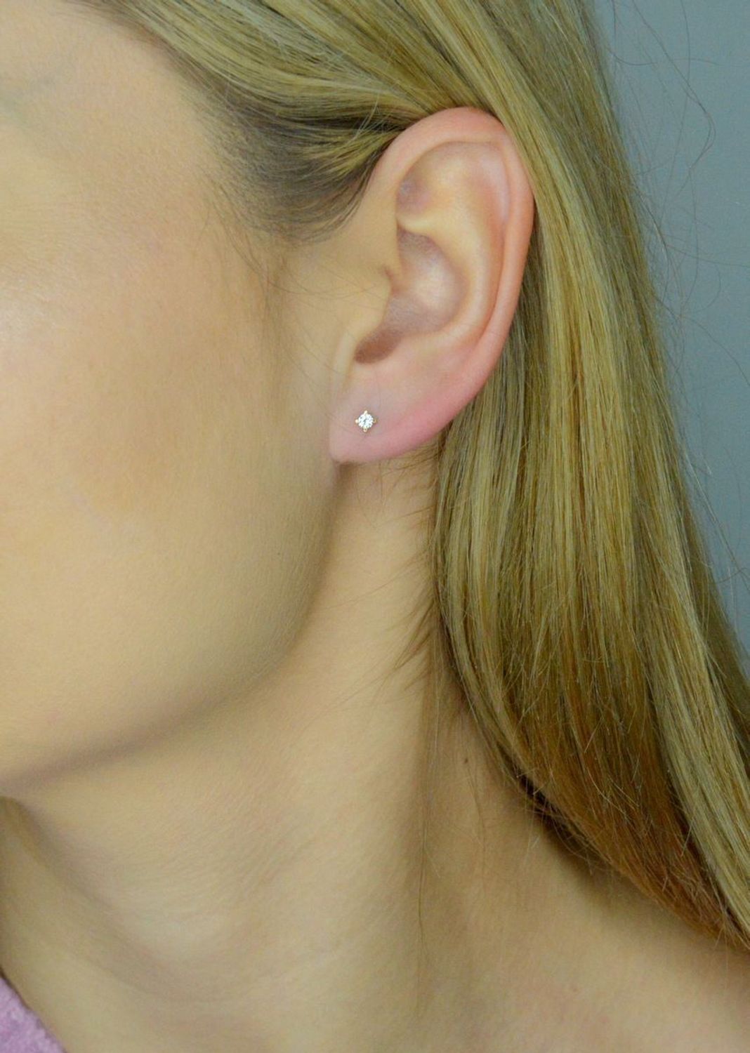 Złote kolczyki zostały wykonane z najwyższej jakości złota próby 585. Złote kolczyki ozdobione białą cyrkonią w kształcie kwadratu.jpg