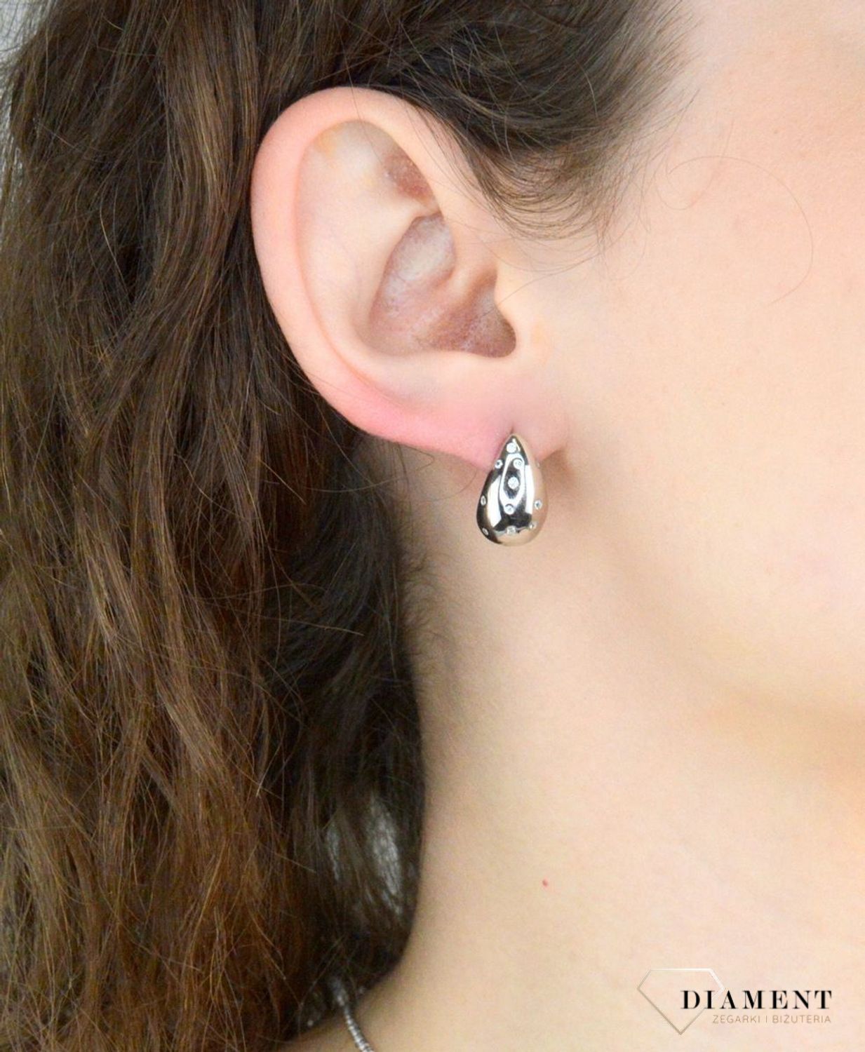 Kolczyki srebrne łezki z cyrkonią pr 925, DIA-KLC-12198-925 Srebrne kolczyki łezki zostały wykonane z najwyższej jakości srebra próby 925, ozdobione cyrkoniami. Idealny prezent dla każdej kobiety. 1.jpg