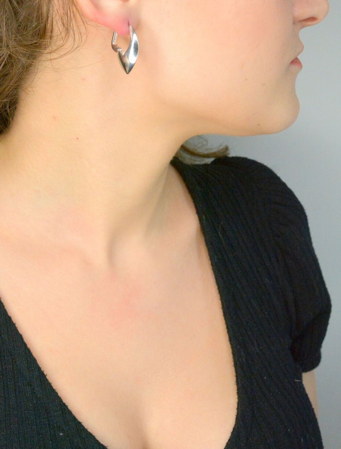 Srebrne kolczyki damskie 925 angielskie o nieregularnym kształcie DIA-KLC-12202-925. Srebrne kolczyki damskie. Kolczyki srebrne angielskie. Srebrne kolczyki gładkie. Kolczyki srebrne na prezent.1.jpg