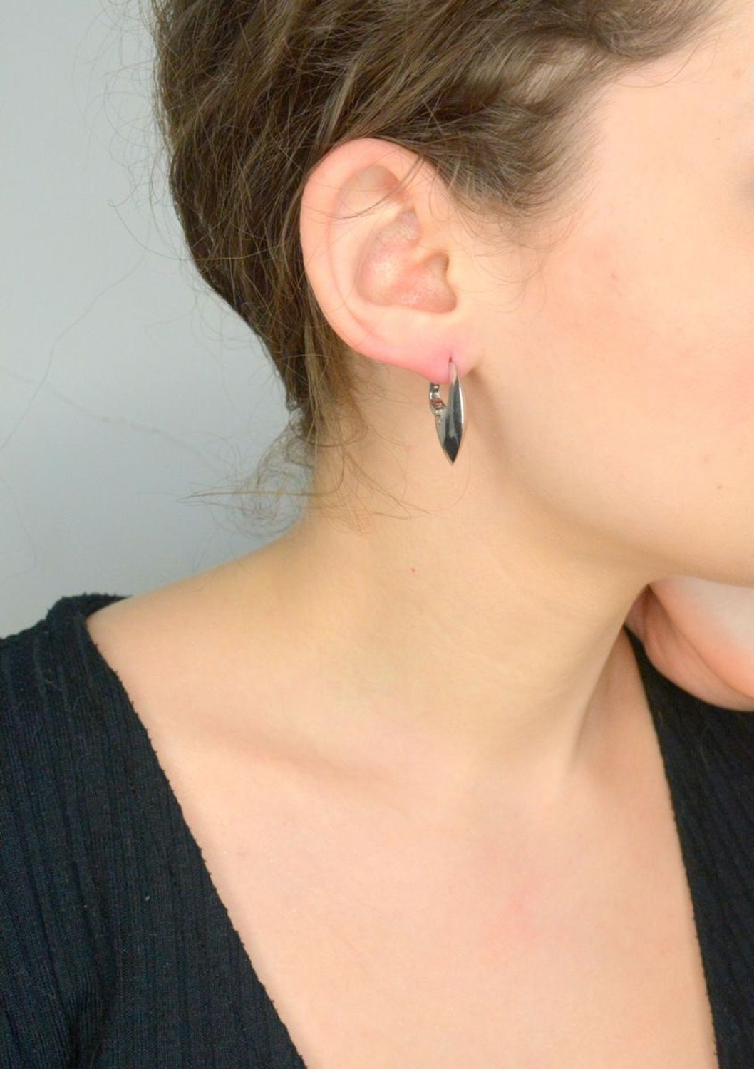 Srebrne kolczyki damskie 925 angielskie o nieregularnym kształcie DIA-KLC-12202-925. Srebrne kolczyki damskie. Kolczyki srebrne angielskie. Srebrne kolczyki gładkie. Kolczyki srebrne na prezent.1.jpg