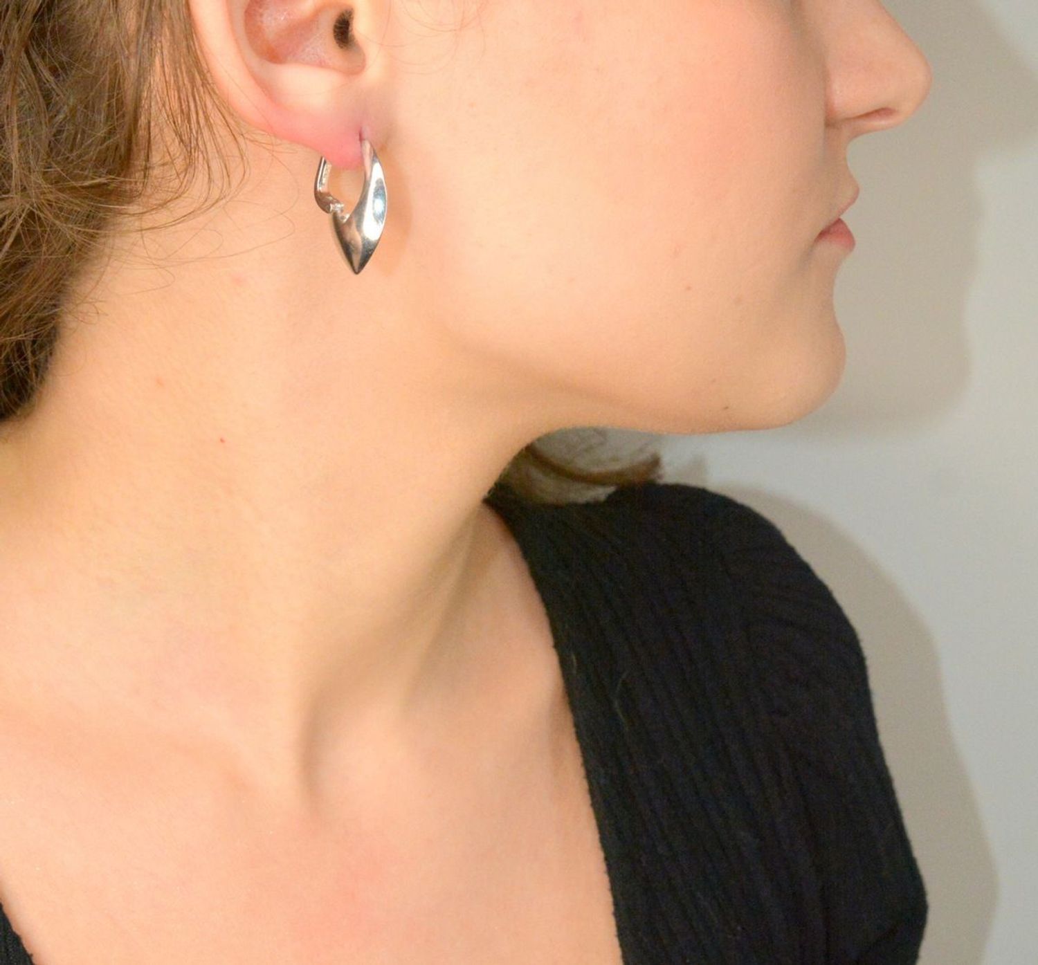 Srebrne kolczyki damskie 925 angielskie o nieregularnym kształcie DIA-KLC-12202-925. Srebrne kolczyki damskie. Kolczyki srebrne angielskie. Srebrne kolczyki gładkie. Kolczyki srebrne na prezent.1.jpg