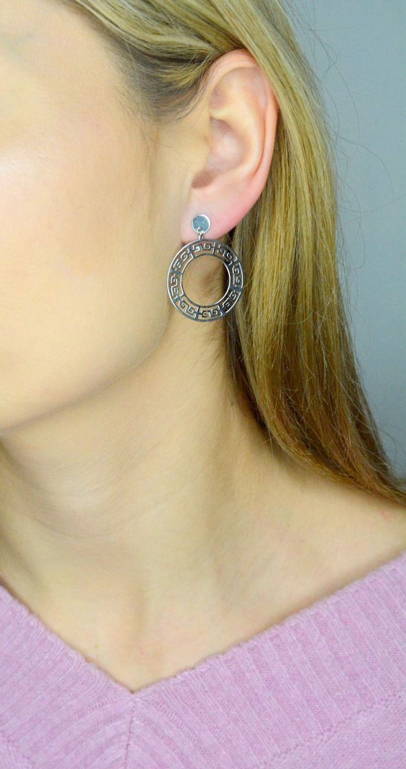 Kolczyki koła droga grecka próba 925, DIA-KLC-12205-925 Srebrne kolczyki zostały wykonane z najwyższej jakości srebra próby 925. Kolczyki okrągłe, klasyczne ozdobną drogą grecką. Idealny prezent dla każdej kobiety..jpg