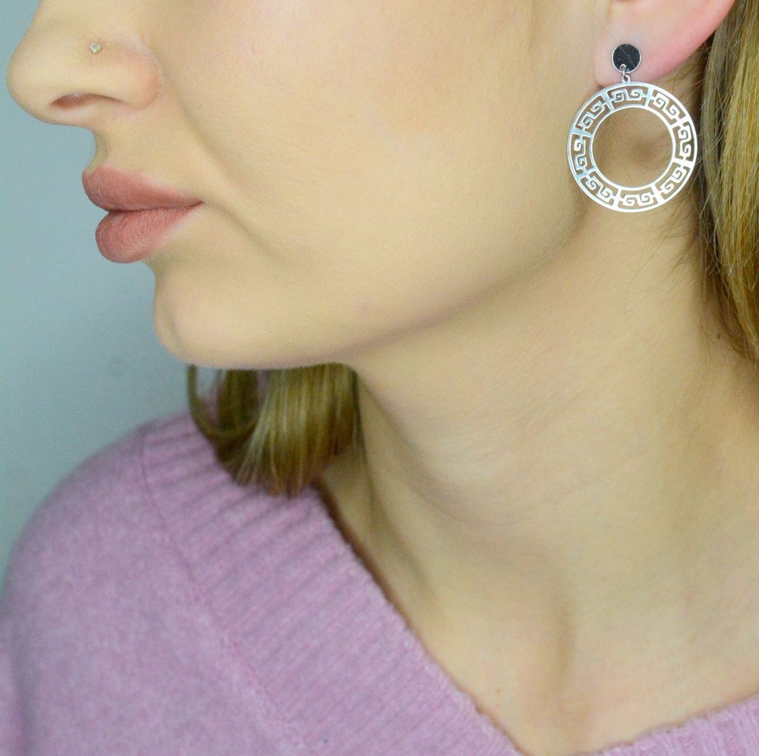 Kolczyki koła droga grecka próba 925, DIA-KLC-12205-925 Srebrne kolczyki zostały wykonane z najwyższej jakości srebra próby 925. Kolczyki okrągłe, klasyczne ozdobną drogą grecką. Idealny prezent dla każdej kobiety..jpg