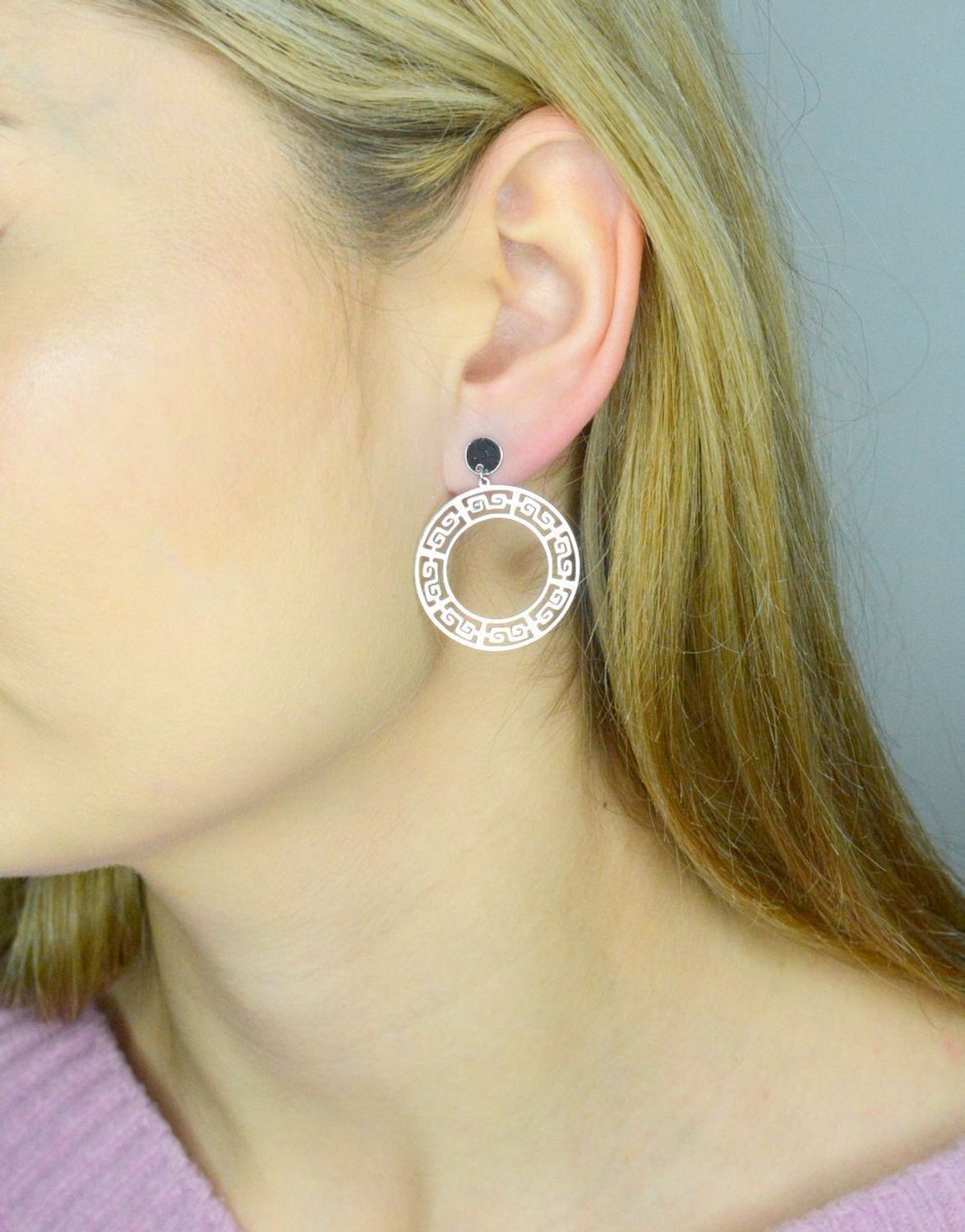 Kolczyki koła droga grecka próba 925, DIA-KLC-12205-925 Srebrne kolczyki zostały wykonane z najwyższej jakości srebra próby 925. Kolczyki okrągłe, klasyczne ozdobną drogą grecką. Idealny prezent dla każdej kobiety..jpg