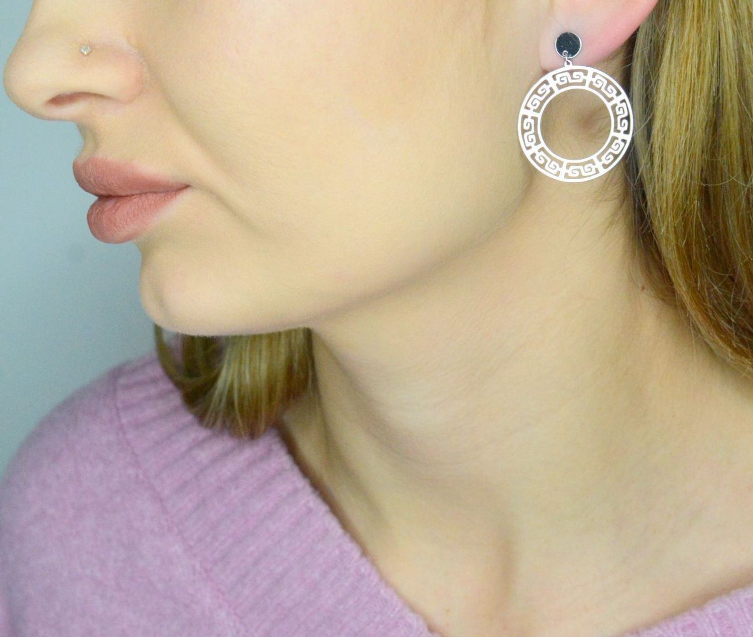 Kolczyki koła droga grecka próba 925, DIA-KLC-12205-925 Srebrne kolczyki zostały wykonane z najwyższej jakości srebra próby 925. Kolczyki okrągłe, klasyczne ozdobną drogą grecką. Idealny prezent dla każdej kobiety..jpg