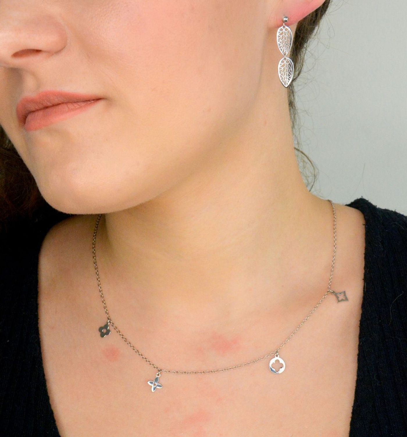 Kolczyki wiszące liście ażurowe srebrne 925, DIA-KLC-12206-925 Srebrne kolczyki zostały wykonane z najwyższej jakości srebra próby 925, ozdobione listkami ażurowymi. Idealny prezent dla każdej kobiety.1.jpg