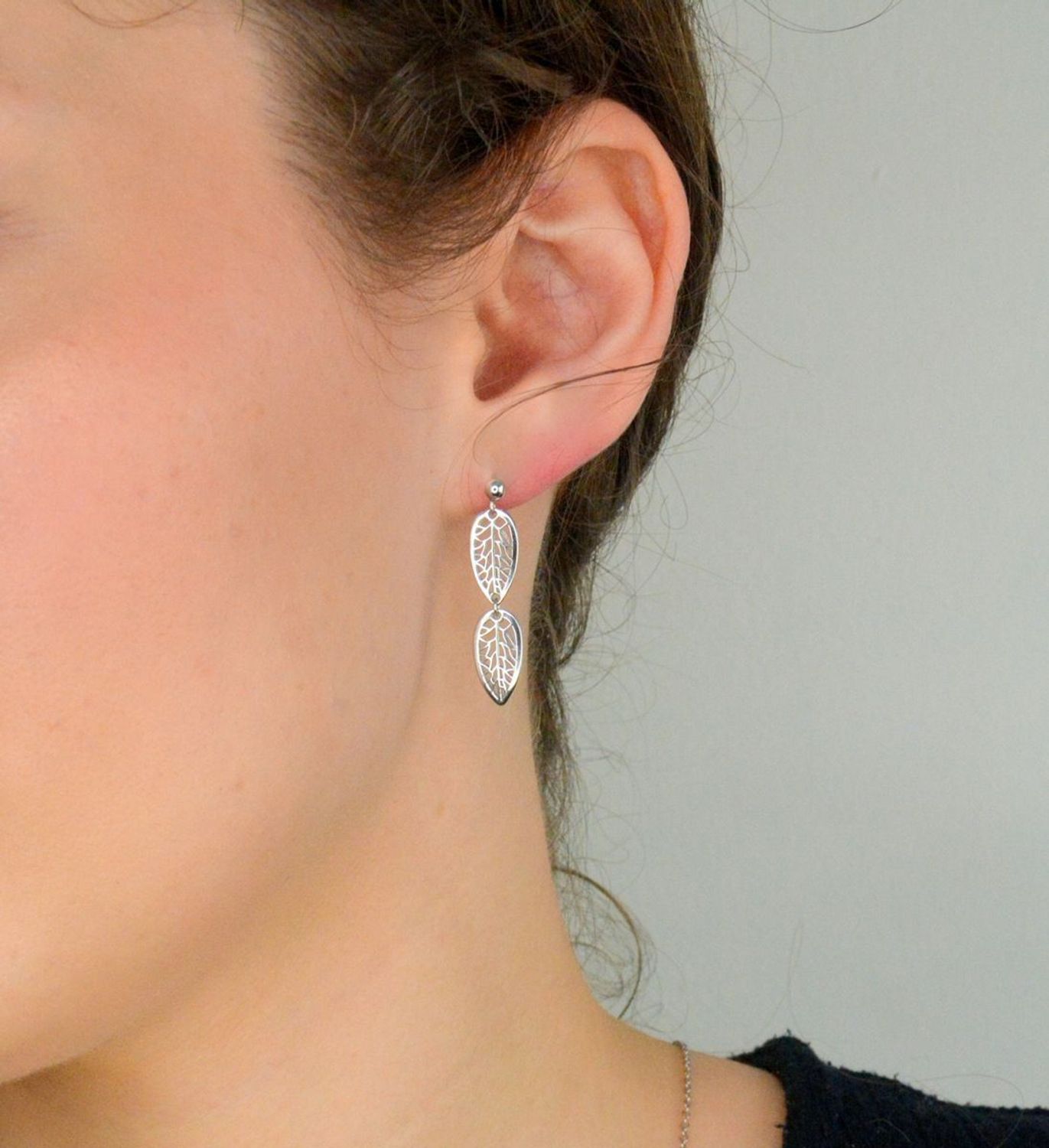 Kolczyki wiszące liście ażurowe srebrne 925, DIA-KLC-12206-925 Srebrne kolczyki zostały wykonane z najwyższej jakości srebra próby 925, ozdobione listkami ażurowymi. Idealny prezent dla każdej kobiety.1.jpg