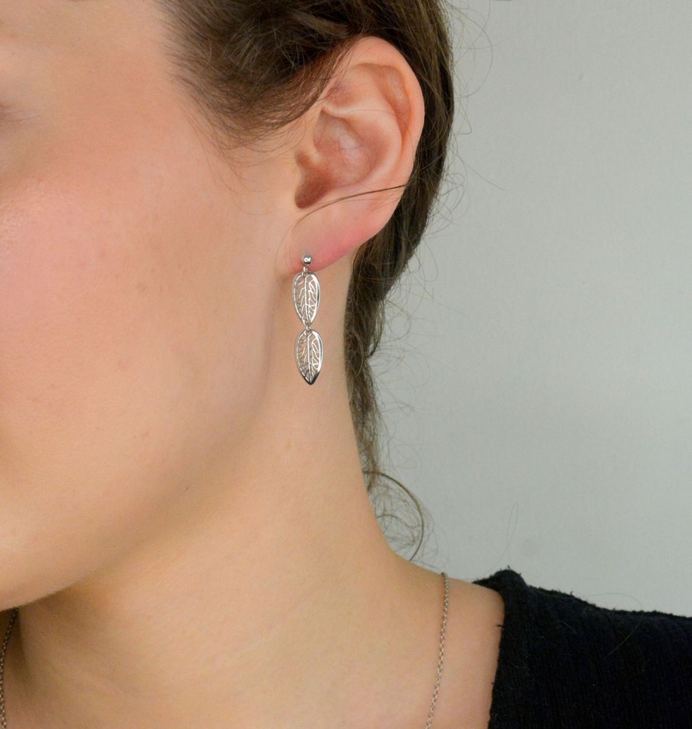 Kolczyki wiszące liście ażurowe srebrne 925, DIA-KLC-12206-925 Srebrne kolczyki zostały wykonane z najwyższej jakości srebra próby 925, ozdobione listkami ażurowymi. Idealny prezent dla każdej kobiety.1.jpg