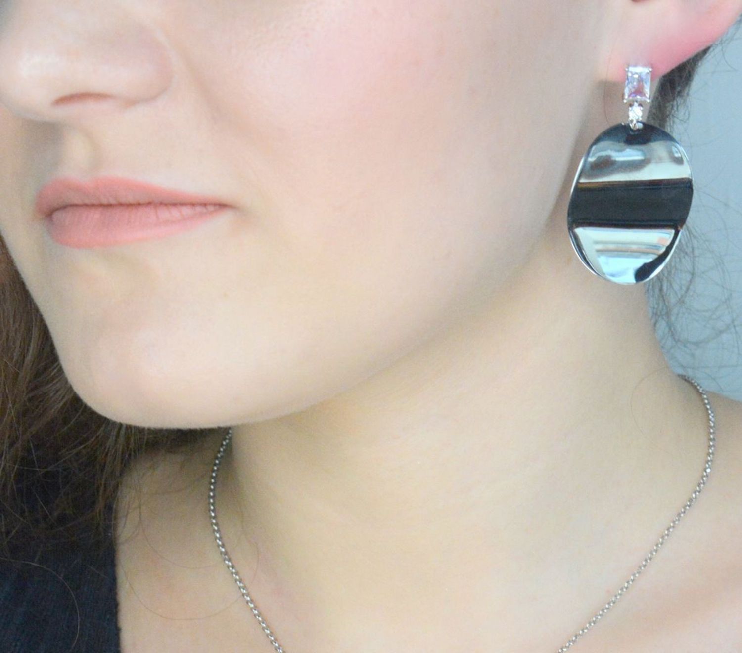 Kolczyki srebrne wiszące owalne blaszki próba 925, DIA-KLC-12216-925 rebrne kolczyki zostały wykonane z najwyższej jakości srebra próby 925. Idealny prezent dla każdej kobiety. 1.jpg