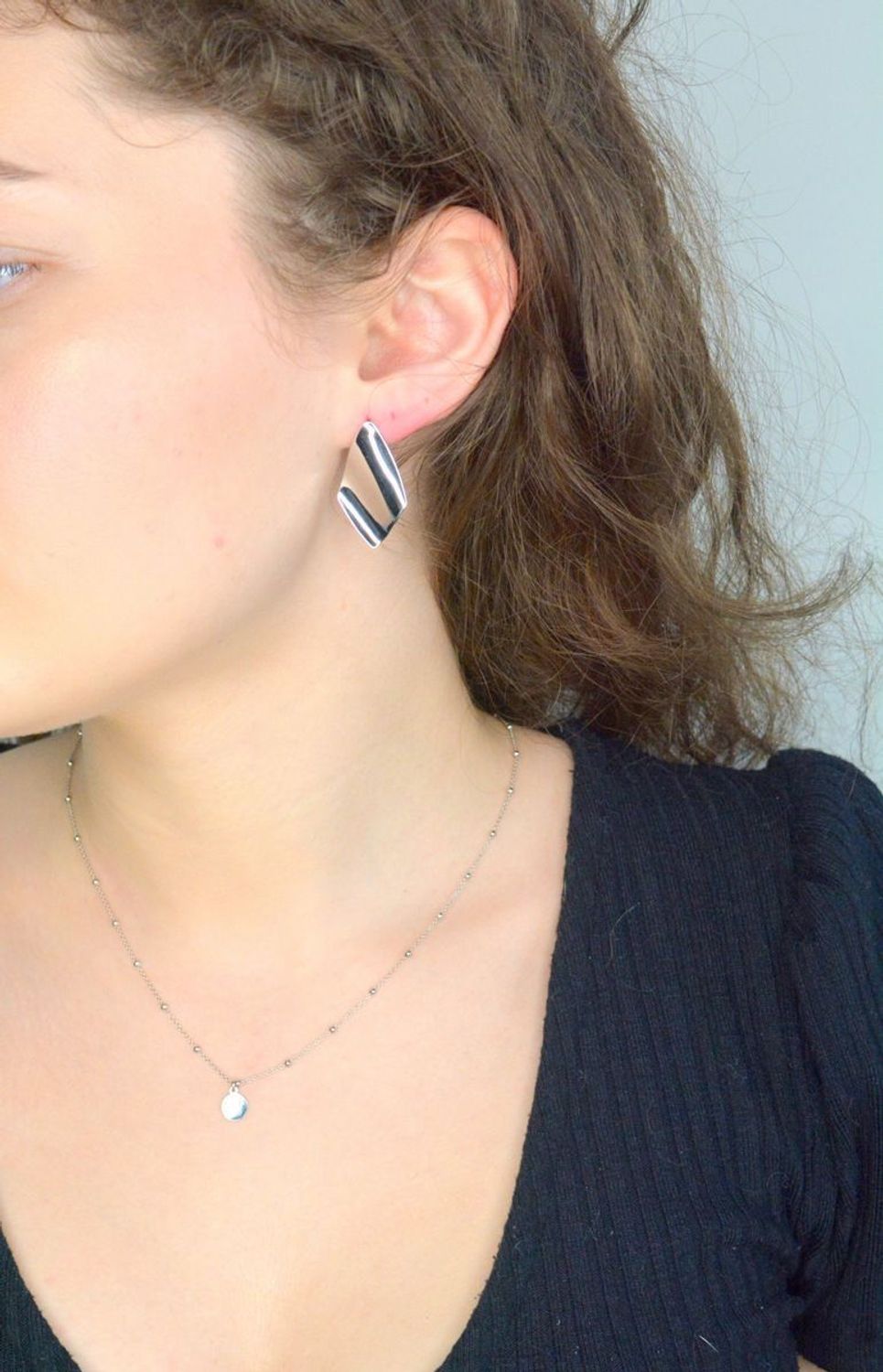 Kolczyki srebrne geometryczne romby próba 925, DIA-KLC-12219-925 Srebrne kolczyki zostały wykonane z najwyższej jakości srebra próby 925, kolczyki w kształcie rombu o gładkiej powierzchni.1.jpg