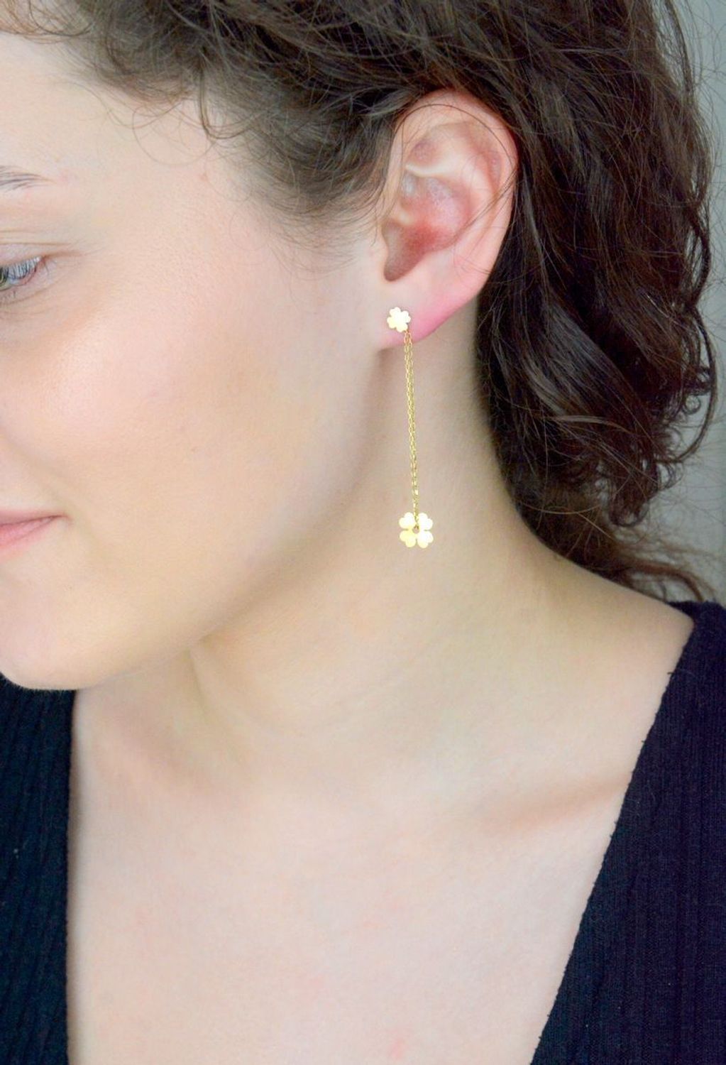 Kolczyki złote koniczynki na łańcuszku wkrętki, próba 585 DIA-KLC-1222-585. Kolczyki złote na prezent. Kolczyki wiszące koniczynki ze złota. Kolczyki wiszące na sztyft. 1.jpg