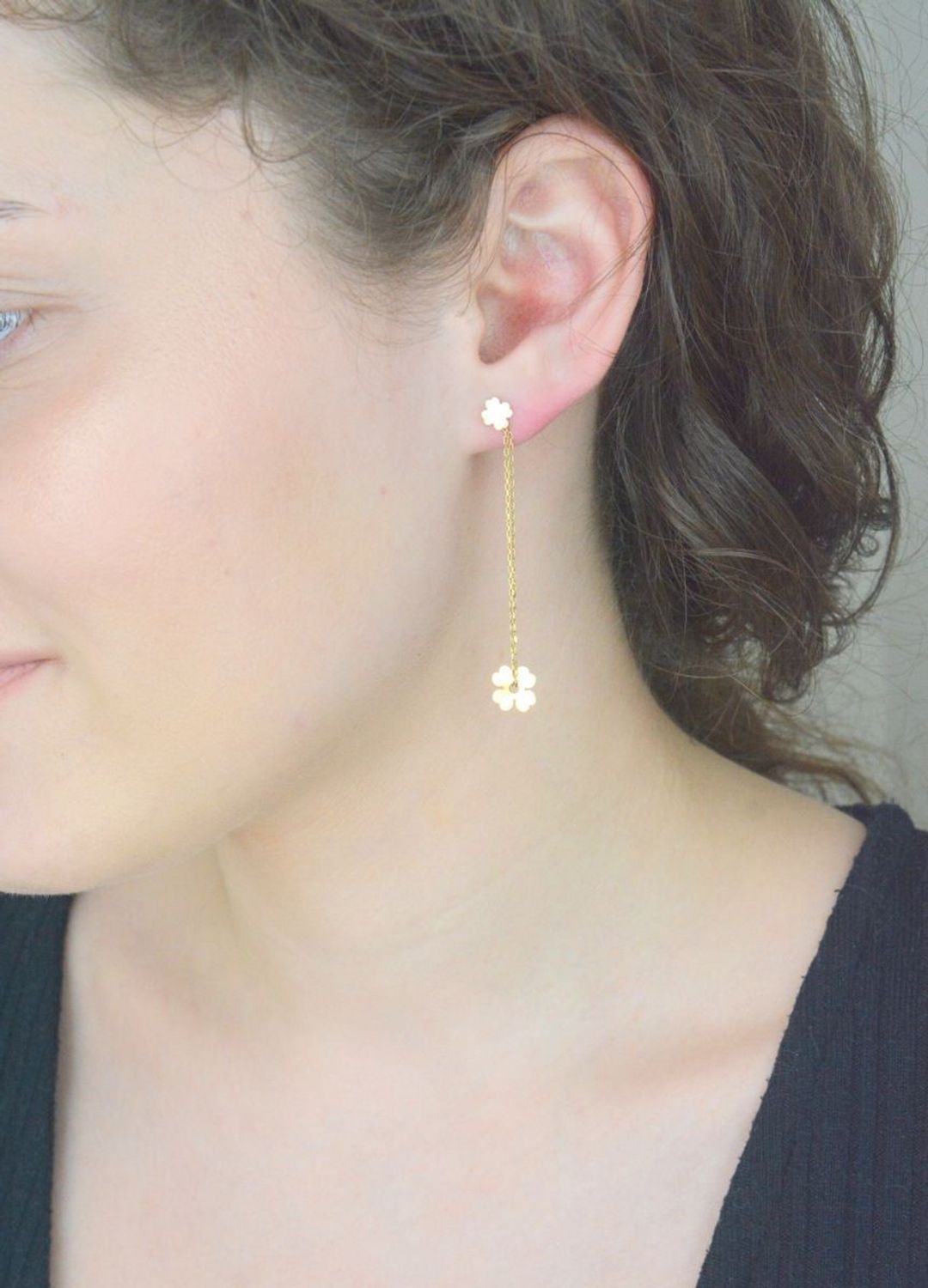 Kolczyki złote koniczynki na łańcuszku wkrętki, próba 585 DIA-KLC-1222-585. Kolczyki złote na prezent. Kolczyki wiszące koniczynki ze złota. Kolczyki wiszące na sztyft. 1.jpg