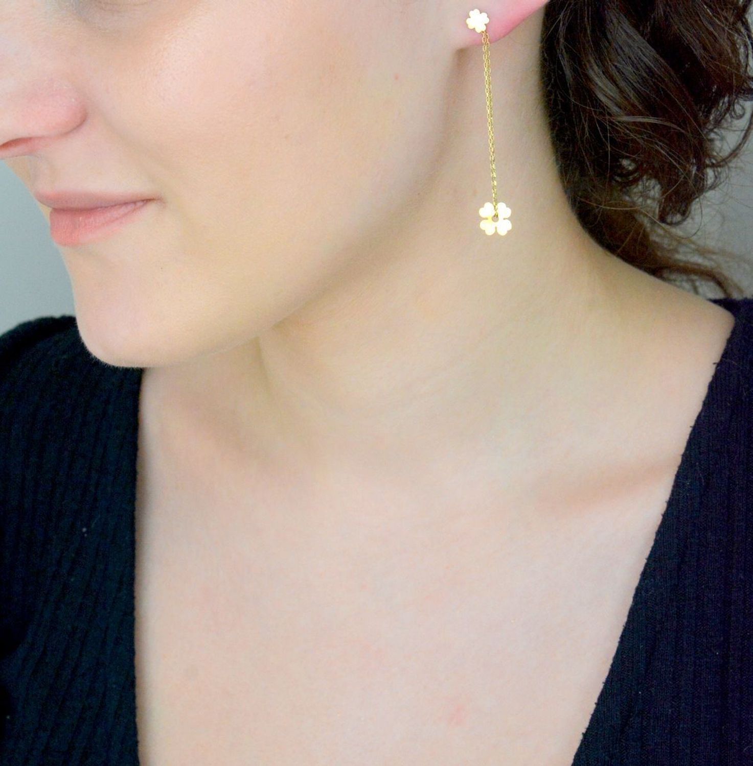 Kolczyki złote koniczynki na łańcuszku wkrętki, próba 585 DIA-KLC-1222-585. Kolczyki złote na prezent. Kolczyki wiszące koniczynki ze złota. Kolczyki wiszące na sztyft. 1.jpg