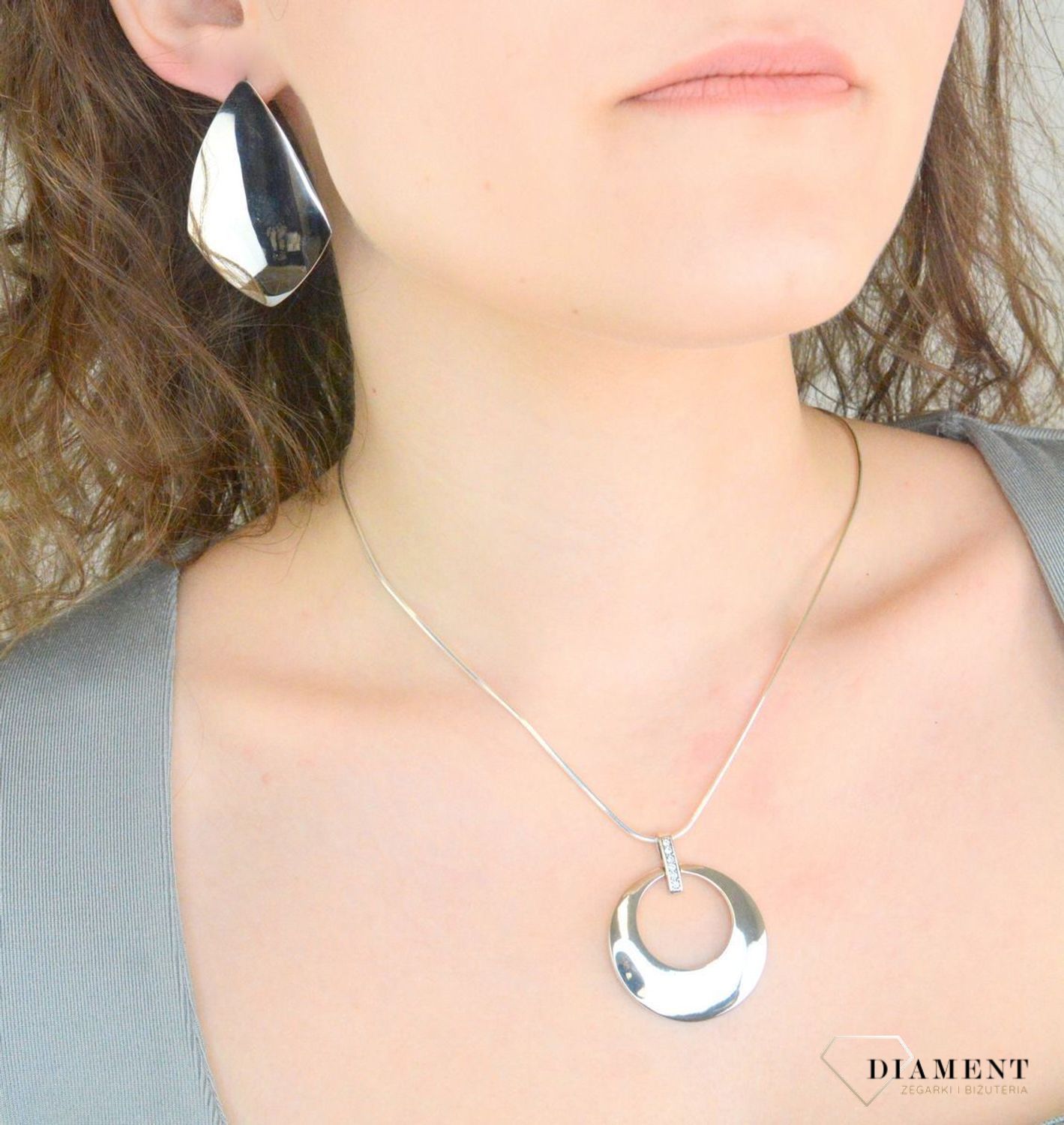 Kolczyki srebrne wiszące duże romby pr 925, DIA-KLC-12220-925 Srebrne kolczyki zostały wykonane z najwyższej jakości srebra próby 925. Idealny prezent dla każdej kobiety. Srebrne kolczyki1.jpg